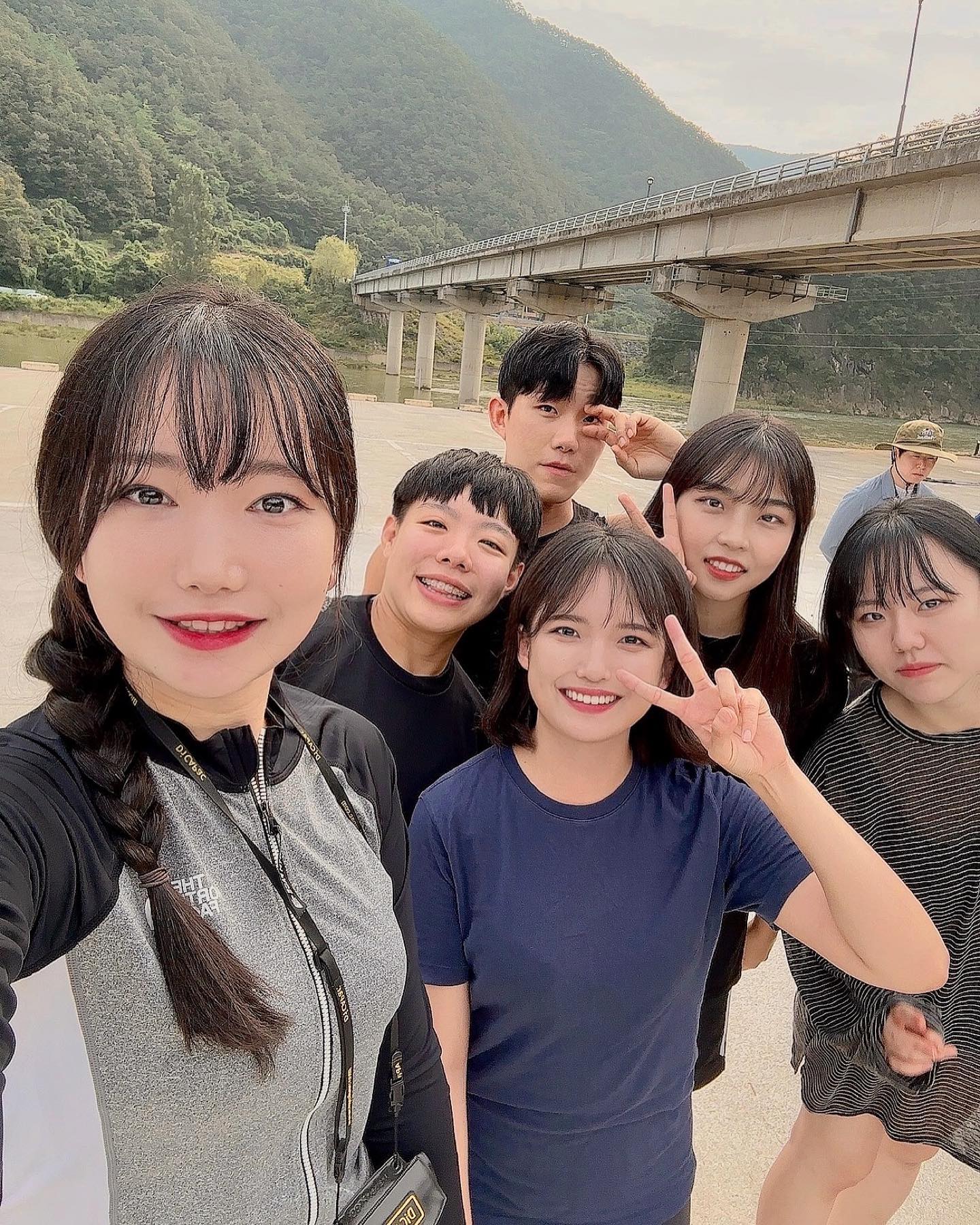 8월의 #피서. (feat. 불쌍한 지호..)
#뒷북 

#영월여행 #래프팅 #수학여행 #우정여행 #입수 #ai #ai필터 #카툰 #여름 #겨울 #그사이어딘가 #가을은아님 #겨울여행 #어디가지