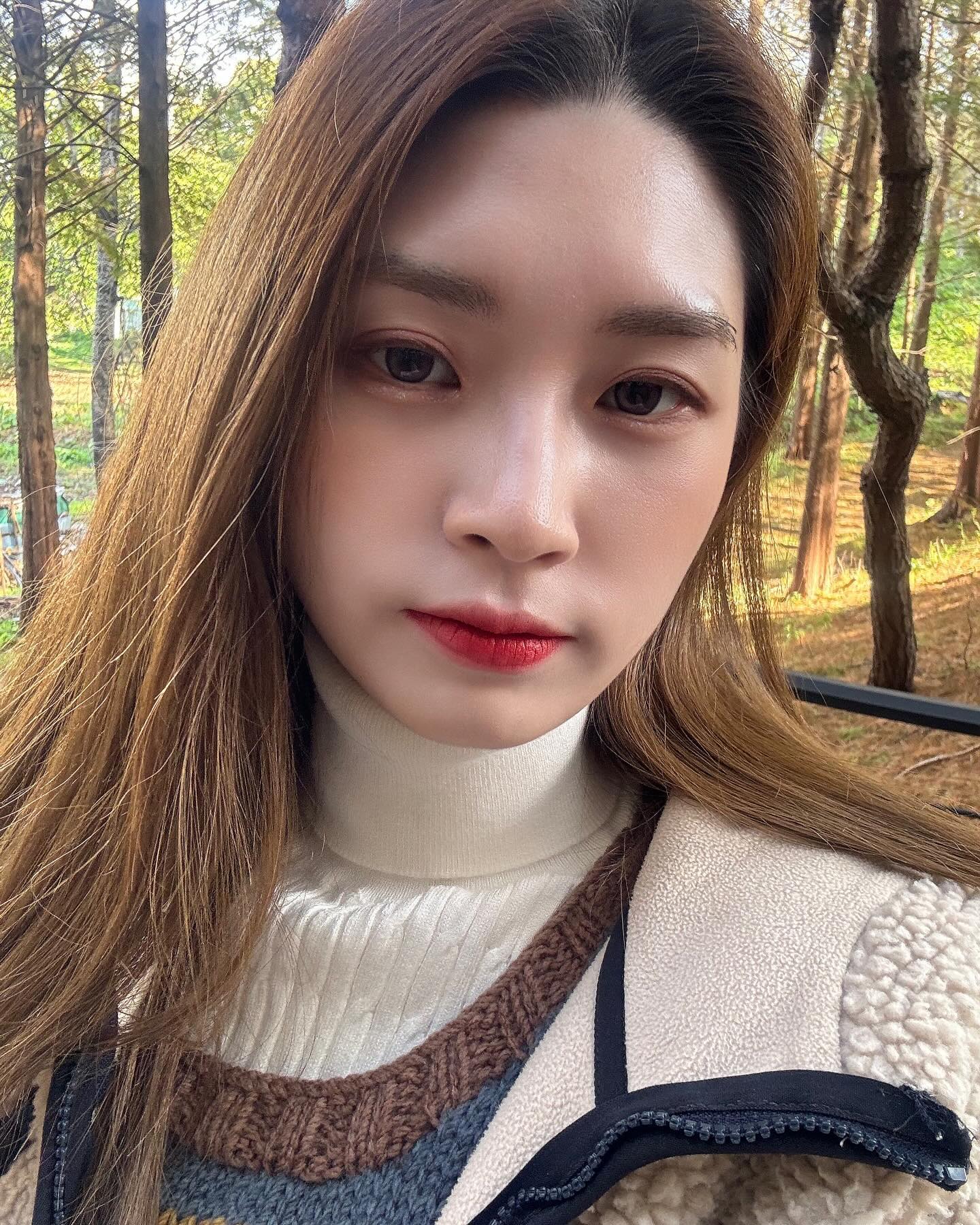 #협찬 
리즈다 무드 핏 팔레트 03 갈대 연서
그윽하게 반짝이는 유니크한 컬러감
베이스부터 포인트까지 하나로 완성할 수 있어서 넘 간편!
예민한 눈가에도 은근히 스며들어 부드럽게 밀착되는게 특징입니다

리즈다 제로핏 컬러 캡슐 블러셔 & 리즈다 제로핏 커버 파운데이션 브러쉬
인위적인 컬러감이 아니라 내 혈색 그대로 투명한 컬러라 넘 예쁨
한 손에 감기는 사이즈라 언제 어디서든 생기 챙기기 가능
가루 블러셔보다 더 핏하게 붙어서 지속력도 오래감

#리즈다 #아이팔레트 #섀도우팔레트 #아이섀도우팔레트 #코랄팔레트 #웜톤팔레트 #10구팔레트 #블러셔 #웜톤블러셔 #코랄블러셔 #메이크업브러쉬 #페이스브러쉬