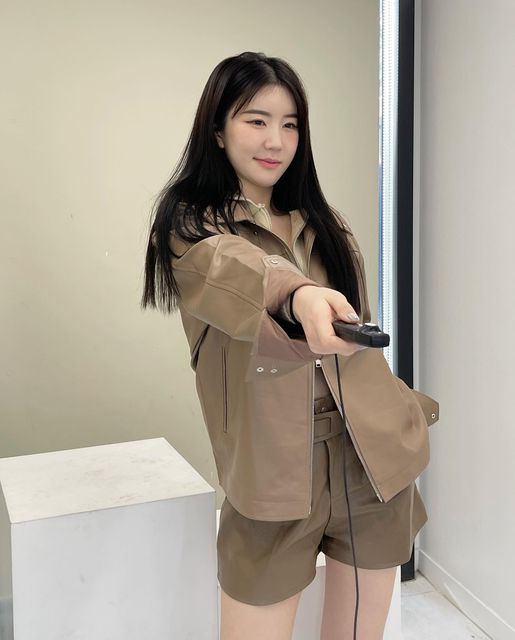 @wmeroe on Instagram: "#광고#셀프포토#셀프스튜디오#셀프촬영#서울숲#서울숲셀프포토 With-" @cheezemoonphoto " 협찬으로 방문한 포토 셀프스튜디오 :-) 오늘 바람이 너무 불어서 ㅋㅋㅋ 머리 다 흐트