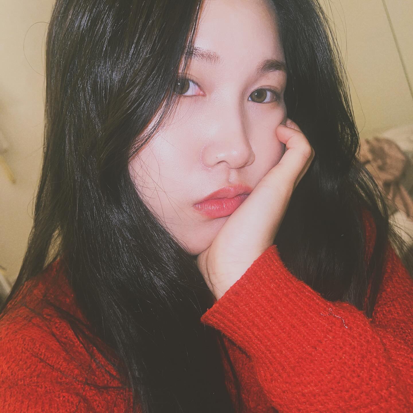 “너는 전국에 어디에도 없는 사투리를 쓰는 것 같다.”
그 말을 들었을 때 깔깔깔 웃었다. 근데 집에 와서 생각해 보니 내 발음이 한국인 같으면서 은근히 여기저기 녹아든 교포스러운 발음이 어딘가 낯설게 느껴질 수도 있겠다 생각이 들었다. 그러면서 나는 생각했다. 미국에 가면 한국인이고 한국에 오면 외국인이 되는 어중간한 위치에 놓여 있다. 이러한 어중간한 위치를 보통 교포로 다 정의를 하는 것 같다. 근데 교포 중에서도 스펙트럼이 워낙에 넓어서 같은 교포 중에서도 다양한 종류를 나눌 수 있다고 생각한다. 그런데도 한 가지 미국인 친구와 한국인 친구들이 공통으로 물어보는 질문이 있다. “너는 도대체 한국에 왜 있는 거니?” 미국 친구들은 미국에서 너무나 당연한 개인의 자유, 개인의 개성을 존중받는 것에 익숙해서 그런지 한국이 답답하게 느껴져서 길어야 2년까지 밖에 못 산다고 나에게 말했었다. 그리고 한국인 친구들도 “와. 미국을 놔두고 왜 한국에 왔냐”라는 뉘앙스로 나를 의아하게 생각한다. 그럼에도 불구하고 나는 한국이 좋다. 뭔가 낭만과 잠재력이 뿜뿜하는 나라같이 느껴진다. 뭐만 열심히 한다면 뭐든지 이룰 수 있다고 생각을 들게 하는 나라이다. 아메리칸 드림이 아닌 코리안 드림을 갖고 있다고 볼 수 있다. ㅋㅋㅋ 무튼 나도 내가 다른 교포와 다른게 느껴진다. 다른 사람과 다른 내가 오히려 좋다. ☺️
.
#오늘의일기 #일기스타그램 #교포 #교포아닌교포같은나