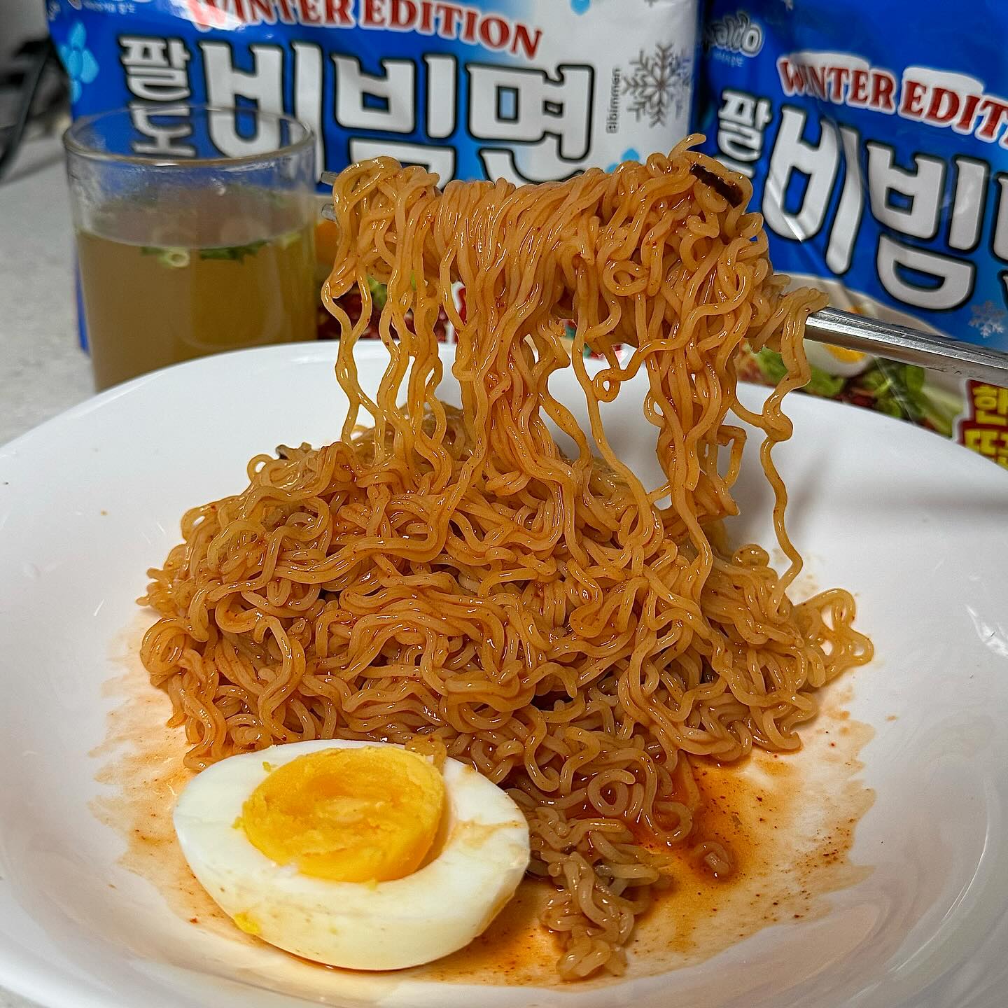 ❄️팔도비빔면+육수 윈터에디션❄️
전국민이 사랑하는 팔도비비면에서
윈터에디션을 내놓았어요!

따뜻한 물에 쉽게 타먹는 육수가 들어있어서
캠핑이나 혹은 집에서 빠르게 만들 수 있음👍🏻

+ 육수가 진해서 비빔면보다 더 손이 감
육수 존맛!

#라면 #라면추천 #라면 #팔도비빔면 #윈터에디션  #요리스타그램 #면스타그램 #서비스 육수