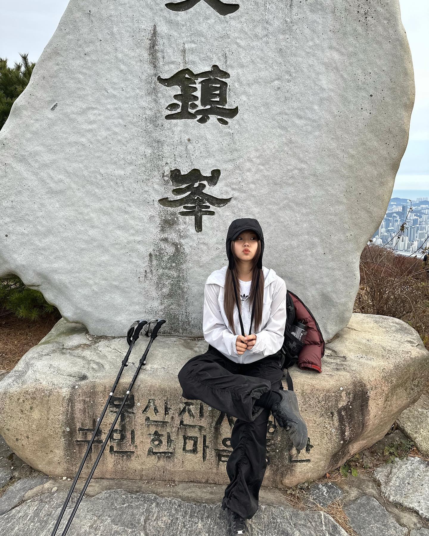 #백양산 
블랙 포스가 된장 포스가 된 건에 관하여 . .

호락호락하게 볼 백양산이 아니고요
11월 말의 산행, 생각보다 춥지 않았구요
역시나 만만한 길 보단 험한 산새가 뿌듯해요.

앞으로 등산화는 꼭 신을 것
엄마 말도 잘 들을 것(스틱챙겨 제발)