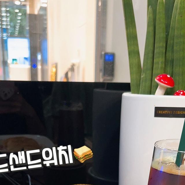 대전토박이 ❤️오콩❤️ on Instagram: "#광고 #로드샌드위치 콩이 친구💛 장군이의 산책 길에 있는 샌드위치 맛집을 발견해서 장군이 누나와 샌드위치 맛보러 다녀 왔어용~~ 유기동물