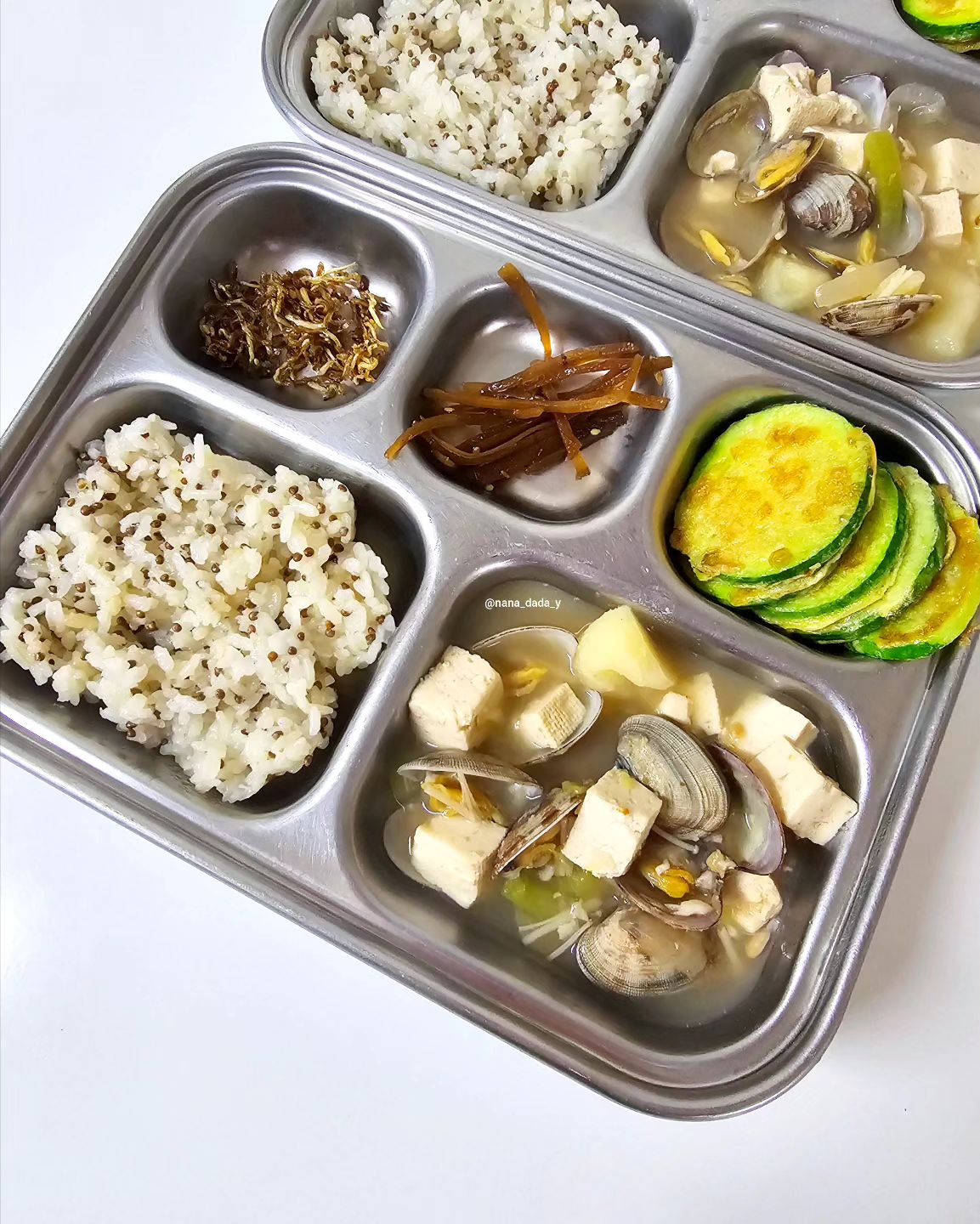 어제 저녁 밥

된장찌개는 당근 재탕이구요. 대신 바지락 좀 더 넣고 팔팔 끓여줬어요
👍🏻👍🏻 애호박으로 애호박감자전 만들까하다 체력소진으로 그냥
애호박전이 되었다는 🤣🤣 신랑이 바쁜관계로 다시 독박육아 시작하니 죽을맛이네요...그나마 10시출근 4시퇴근인데도 이정도면
정시근무하면 죽을듯 😭😭

오늘 아침에 일어나서 공복몸무게 쟀는데 최고몸무게에서 1.2kg
빠졌더라구요. 1kg는 붓기였던거같은데 1kg가..문제인듯 😭😭
이번주말까지 식단 꽉 쪼이면 충분히 빠질거같은데 오늘 한잔하는 날이라...🫠🫠 술은 못끊는... 그나저나 힘든데 왜 살은 안빠질까요?
아직 덜 힘든가봄..😆😆

# 애낳고 최고몸무게 찍고 1년 다이어트해서 유지어터 6년차
# 근데 요즘 심상치않은 몸뚱아리...
# 이제 술도 끊어야하나..