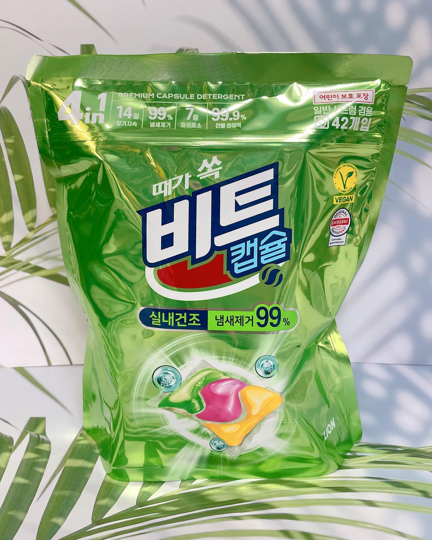 #협찬
[비트] 실내건조 캡슐세제💚
lionkorea.official
때가 쏙 비트🎵❌아니죠!!!
때가 쏘오오오오옥 비트🎵⭕️ 딩동댕👏👏👏
더욱 강력하게 돌아온 비트 실내건조 캡슐세제✨
어릴적부터 비트와 함께 자라온 세대인만큼 비트를 사용하고 있는데 새탁세제 대명사인 만큼 작정하고 만든 실내건조 캡슐세제!!
생긴건 또 왜이렇게 귀엽냐구용….
사실 일반 세제썼을때 비오는날이나 꿉꿉한날은 실내건조 꿈에도 못 꿨거든요… 비싼옷도 건조기에 넣어 사망한 옷들도 많음…😬
실내건조 캡슐세탁세제는 섬유유연제가 포함되어있지않지만 기존 세탁세제 향이 너무좋아 따로 넣지 않아도 되더라구요!
깔끔한 세탁과 산뜻한 향이 14일동안 지속되니 섬유유연제 아끼게 됐어요.🥰

더마테스트와 비건인증을 받은 실내건조 캡슐세탁세제💚

액체세제보다 더 간편한 실내건조 캡슐세탁제✔️세정력도 좋아서 이제 다른제품 못 쓸 것 같아요! 
.
.
.
.
.
 #비트세제 #캡슐세제 #실내건조세제 #비트실내건조 #실내건조 #비트캡슐세제실내건조 #비트캡슐세제 #간편세탁 #세탁세제추천 #세탁세제