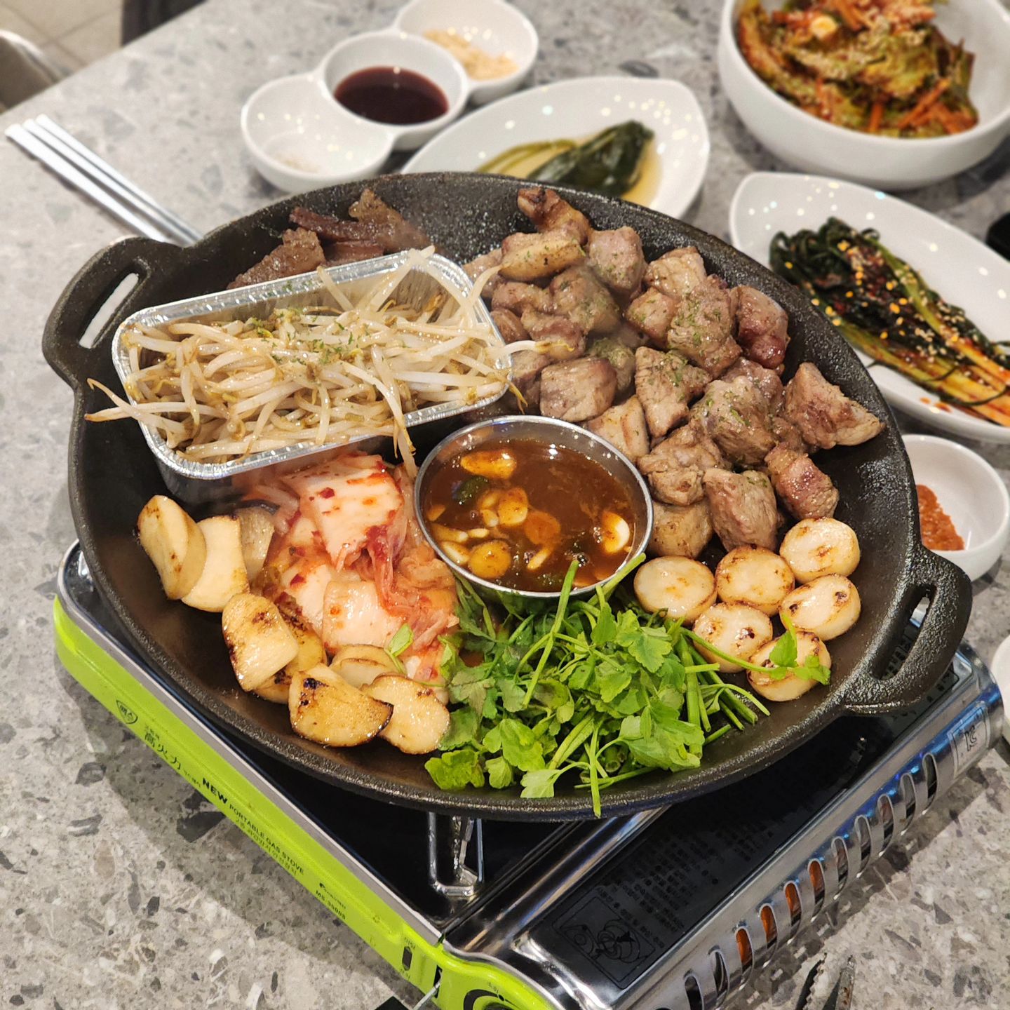 #강짚탄

대구 짚탄 직영점이 수원에 있다!

✅ 모듬한판  55,000원
삼겹살+목살+껍데기+관자

맛없을수가 없는 조합 
볏짚에 구워줘서 훈제향 가득~

반찬이 특히 잘나오는데, 
파김치, 겉절이 걍 미침😭

#영통고기집 #영통회식 #영통맛집 #영통삼겹살