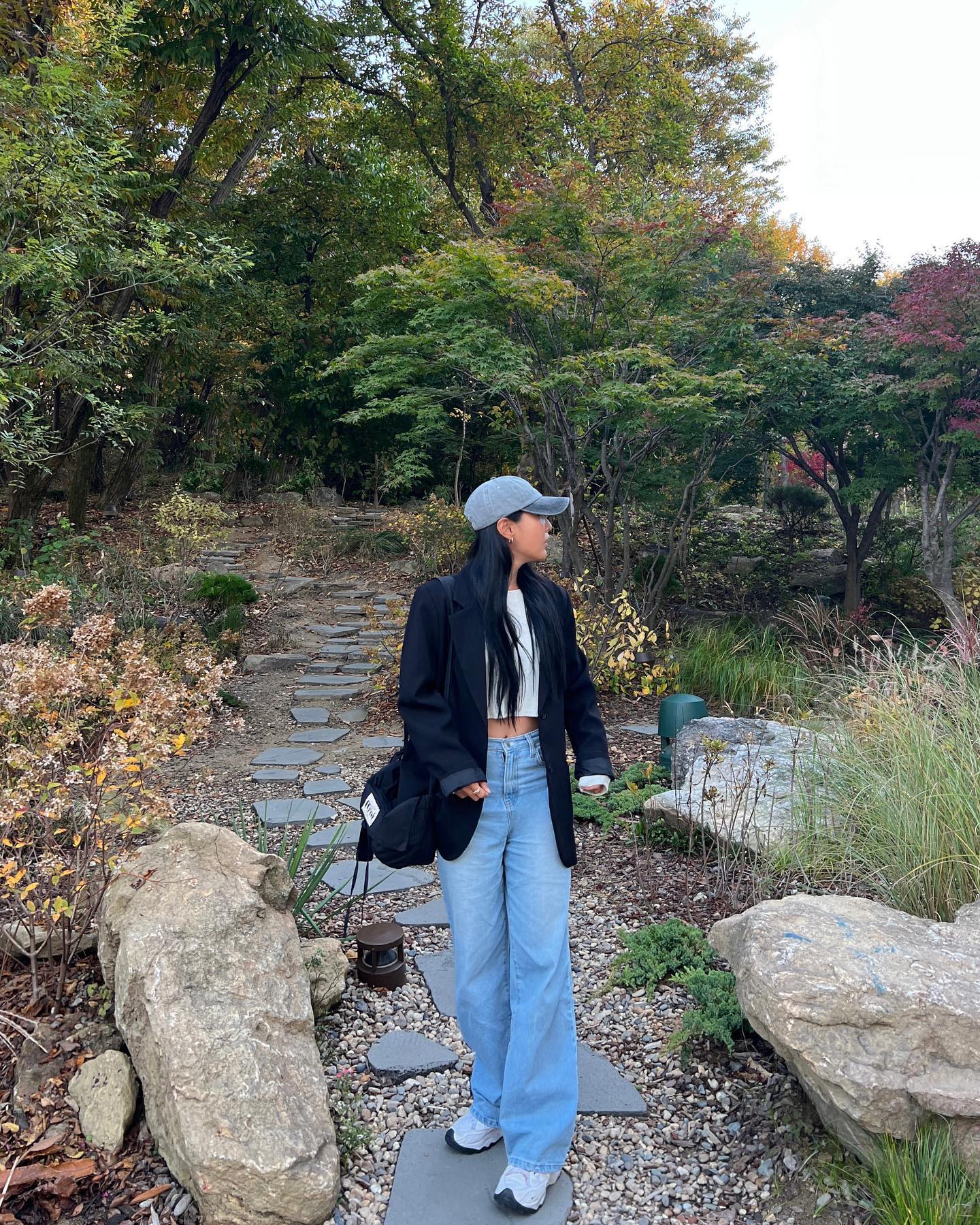 아주 날씨가 가을가을하네🍁🌾
가을 옷 살까 찾아보다가 
그냥 여름나라 비행기표를 끊음.

일주일 남았습니다 여러분
저와의 약속을 잡아주세요.

⚠️근데 시간없어서 거절 될 가능성 높음🤓