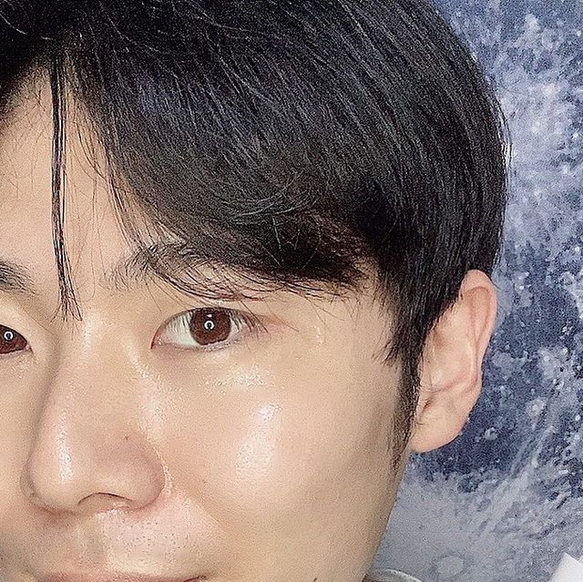  정용 on Instagram: "#협찬 
[ 💧 메디필 히알루론산 레이어 물톡스 앰플 💧 ]
.
모공 전문가 메디필에서 7536시간이 걸려서 만든 앰플이 있다고 해서 가져와봤어요!
바로 물톡스 앰플인데요!
.
동그라미 히알루론산이 어떤 모공에도 촉촉하게 쏙!
지모뿌리 추출물과 식물성 콜라겐으로 모공 타이트닝에 도움을!
피부 저자극 테스트 완료!
여드름성 피부 사용 적합 테스트 완료!
.
제형은 진짜 스킨보다는 살짝 무겁지만 일반적인 앰플보다 훨씬 가벼워 흘러내릴 정도의 제형이에요!
흡수력도 빠르고 사용감 굿!👍
여윽시 메디필~
모공 쫘악 땡겨보자이~!!!
.
.
.
#Medipeel #메디필 #물톡스앰플 #메디필히알루론산레이어물톡스앰플 #히알루론산앰플 #모공플럼핑 #메디필앰플 #올리브영앰플 #플럼핑 #수분볼륨앰플 #수분앰플 #메디필히알루론산 #올리브영추천템 #동그라미히알루론산 #메디필히알루론산레이어앰플 #메디필물톡스앰플 #올리브영수분앰플 #올리브영앰플추천 #올영세일 #후이화장품"