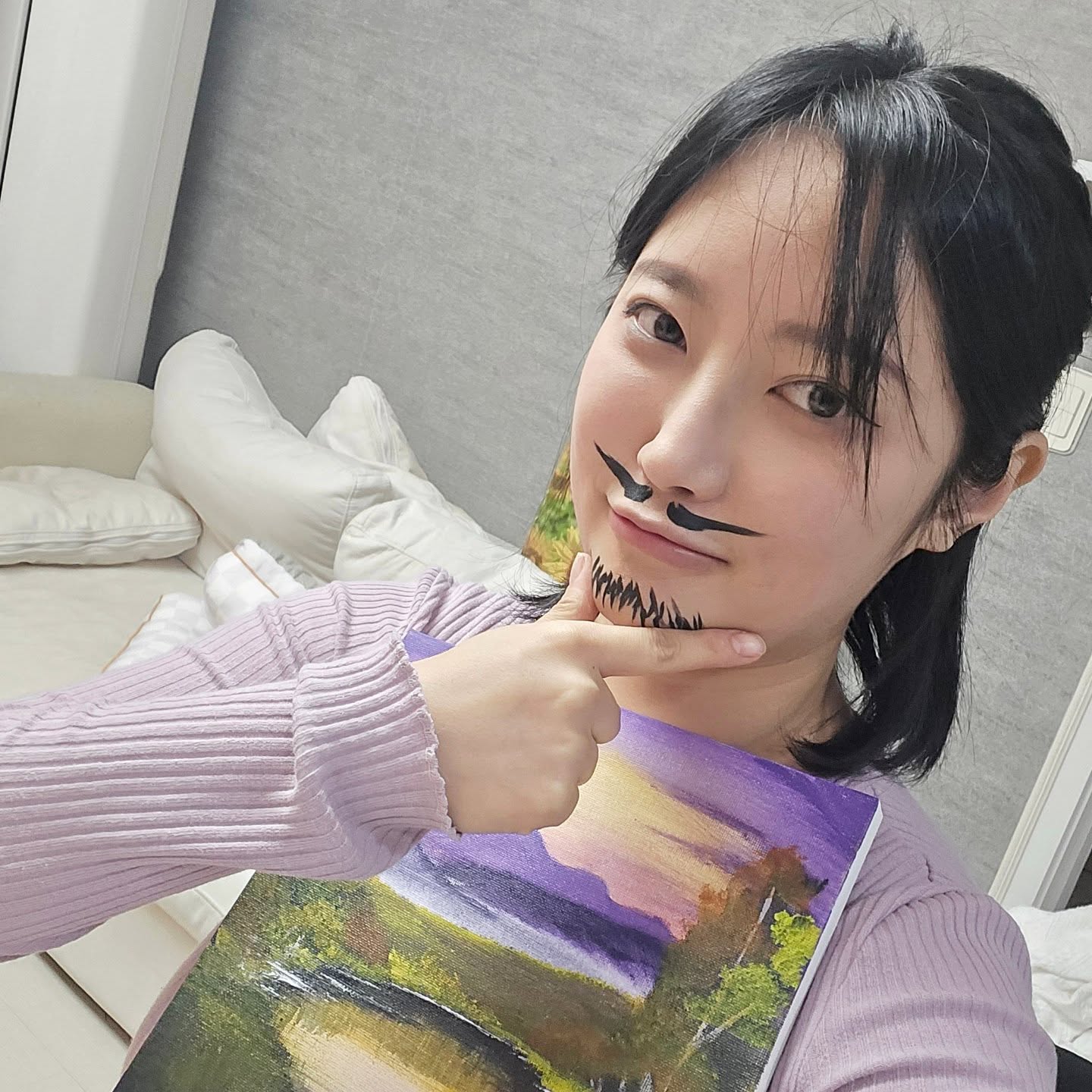 엣헴~ 한오리로스 선생임니다!
벌써 작품 3개나 팔았슴니다.
점점 일취월장~ 유후
배고픈 화가는 아직 배가 고픕니다.