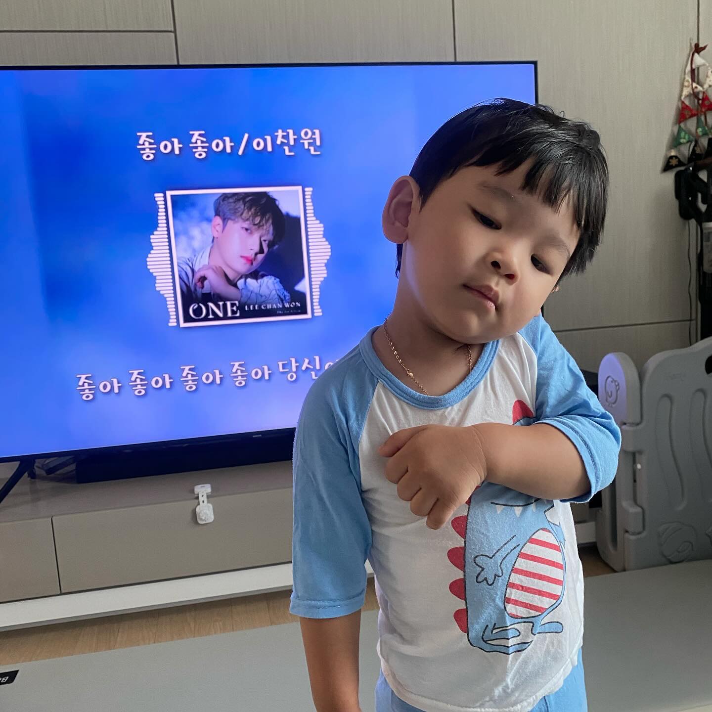 #이찬원팬 
뭐하나 했는데 따라하는중 ㅋㅋㅋㅋㅋㅋㅋㅋㅋㅋㅋㅋㅋㅋㅋㅋㅋㅋㅋㅋㅋㅋㅋㅋㅋㅋㅋㅋㅋㅋㅋㅋㅋㅋㅋㅋㅋㅋㅋㅋㅋㅋㅋㅋㅋㅋㅋ
제일처음에는 영탁 찐이야-> 박군 한잔해 ->이찬원 정착중😆
집에서도 차에서도 몇번이나 듣는지 ,,
나도 모르게 흥얼거리고 있을정도🥹
우리 뚜오 #이찬원최연소팬 일까????????????????
👦🏻 : 이타넌 삼톤 보고시퍼요🩷♥️🤍