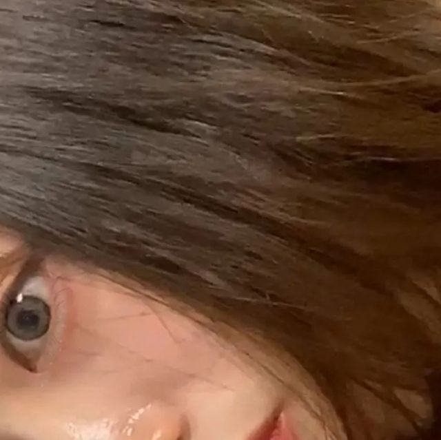 하영 on Instagram: "@bioticmedi #광고 #AD 🖤🤍비오틱메디🤍🤍🖤 EMS 마사지기 아침이면 얼굴이 잘 붓는 분 사진만 찍으면 얼굴이 달덩이 같은 분 이중턱, 볼 살 때문에 고민이신 분 손!!👋👋