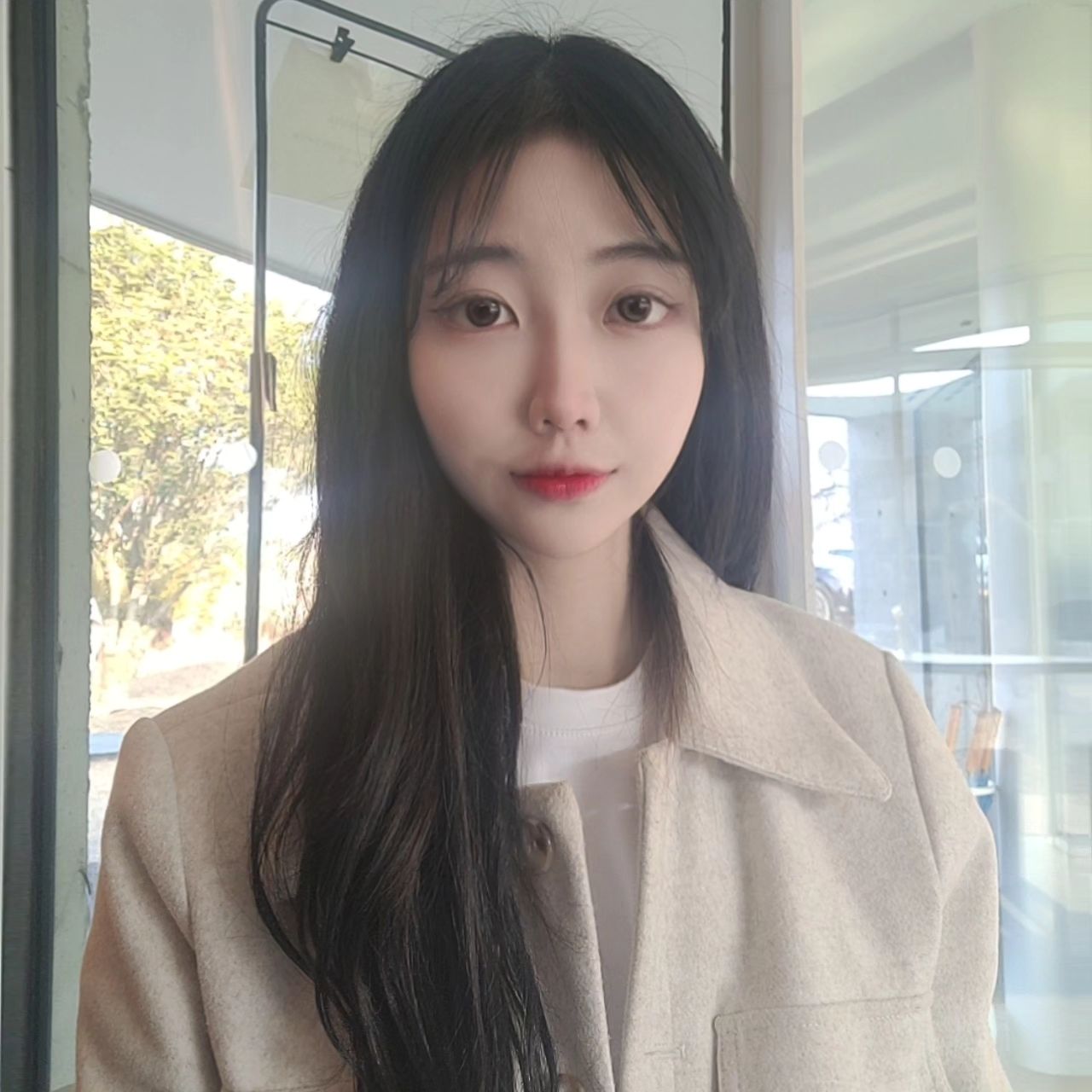 #남양주 #재벌별장 #이색카페 

이곳은 남양주의 위치한 ayu space 입니당!
별장같이 산책로도 있고 갤러리도 있고 호수도 있는 재벌별장을 개조하여 만든 카페라고 하는데요~
역시... 개인별장이 이렇게나 크다니 재벌들은 남달라요!!ㅋㅋㅋ

인테리어도 이색적이고 세련됐는데 카페면 커피맛이 중요하죠!
로스팅별로 원두를 선택할 수 있구 우유도 풍미가 좋아서 라떼는 되게 맛있었어요🩷 (소근) 다만 딸기주스는 많이많이 달아요 시럽.. 줄여주세요!!