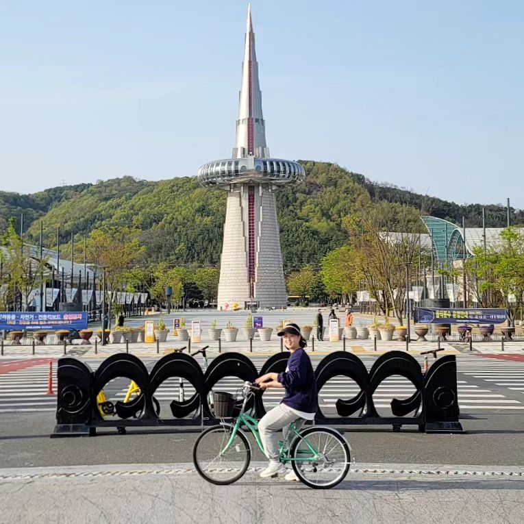 재밌었던 대전나들이
한밭수목원 가고 싶었는데 동원이 휴일이라
서원을 갔는데 광장에서 자전거를 탈 수 있네!??
생각도 못했던 자전거지만 재밌었다
얼마만에 자전거 탄거지!???
 
#대전엑스포공원 
#엑스포공원자전거