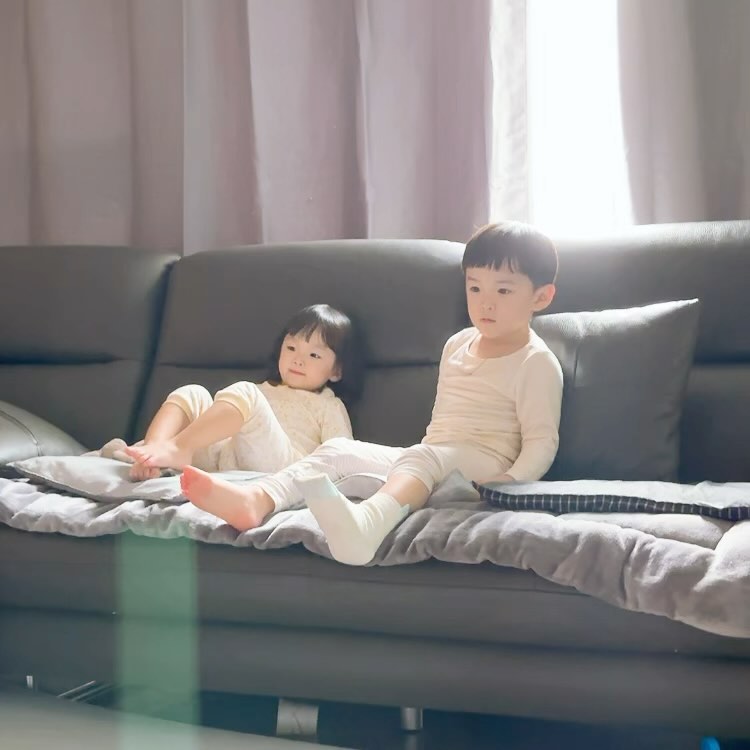 #새해복많이받으세요🙇🏻‍♀️🙇🏻‍♂️ 

할일이 태산이라 저희는 새해에도 집콕 이네요 

어젯밤에 갑자기 민아 팔이 빠져서 응급 실 까지 😭

#이사때문에골치 😭😭😭😭 #액땜한걸로 생각은 하지만, #그냥넘어갈순없지 

#애들아엄마가미안😥  정리가 다 되고 민균이 발 다 나으면 #놀러가자❤️ 

#나가고싶다고오‼️‼️‼️ #액땜다한걸로 #새해에는좋은일만가득하길♥️ 
#건강하게만자라다오❤️
