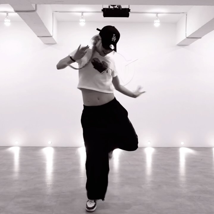 Like What iamcardib 오랜만에 요론 바이브!
항상 같이 해줘서 감사한🤭🩵 달려보자요✨

dna._.dance.studio 
levelup_music_dance 
.
.
.
.
#likewhat #cardib #hiphopdance #hiphopchoreo #dance #popup #choreography #hiphopdancer #dancer