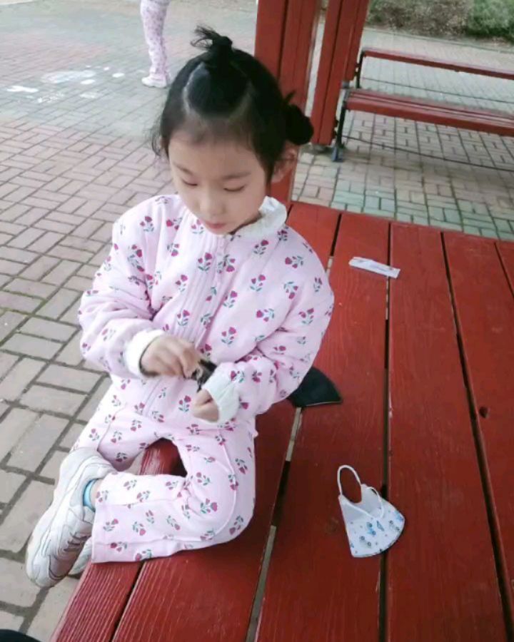 #협찬 받은 뉴드림 초코쿠키

우래기들 택배가 오자마자 언박싱하며 
공원 운동하고 먹겠다며 상자를 아예 들고 갔다~

부드러운 대용량과자 뉴드림초코쿠키🥰

쿠키 속안에 촉촉한 초코크림 가득들어가 있어 
촉촉바삭하니 짱맛🫶

작고 아담해 우래기 간식템!
거기에 나는 아이스아메에 먹으니 많이 달지 않은 갓성비 쿠키🩵

하나씩 개별포장되 위생적으로 훌륭!
그리고 개별낱개포장 115개입이라 여기저기 얼집도가져가고 손님이나 간식 답례품으로 인기짱😍

아이스크림에 얹어 데코로 곁들여먹으면 기부니 짱!

가격두 너무져아 쿠팡로켓배송이나
토스페이에서 구매 가능하니 넘나 쉬우당❤️

너무 잘먹는 우리 또띠자매
오늘도 사랑해🫶

cookietrip_rs

#초코쿠키 #대용량쿠키 #뉴드림초코쿠키 #쿠키 #답례품간식