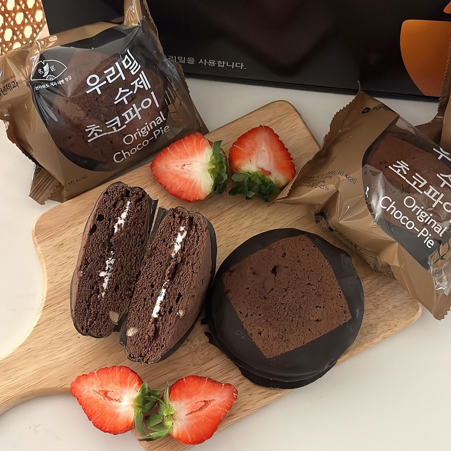 #협찬 pnbakery1969_official 💛

전주가면 꼭 사오는 풍년제과 초코파이🍩
아직 안 드셔본 빵수니는 없겠쥬? 🤤🤤
근데 그거 아세요? 풍년제과 대표님이 전라북도 제과제빵 제1호 명장이래요🤗

전북명장이 직접 만드는 전주의 자존심〰️
전주를 대표하는 풍년제과초코파이 , 우리밀로 만들어 더 맛있고 더 건강해요🤍
가격도 착하니까 선물로도 최고✔️
집들이 간식선물은 너로 정했따 🤭🤭

#풍년제과 #전주풍년제과 #전주초코파이 #수제초코파이 #풍년제과초코파이 #전주선물 #전주간식 #전주빵집 #전주빵지순례 #전주맛집투어 #전주맛집 #빵지순례#빵스타그램 #빵