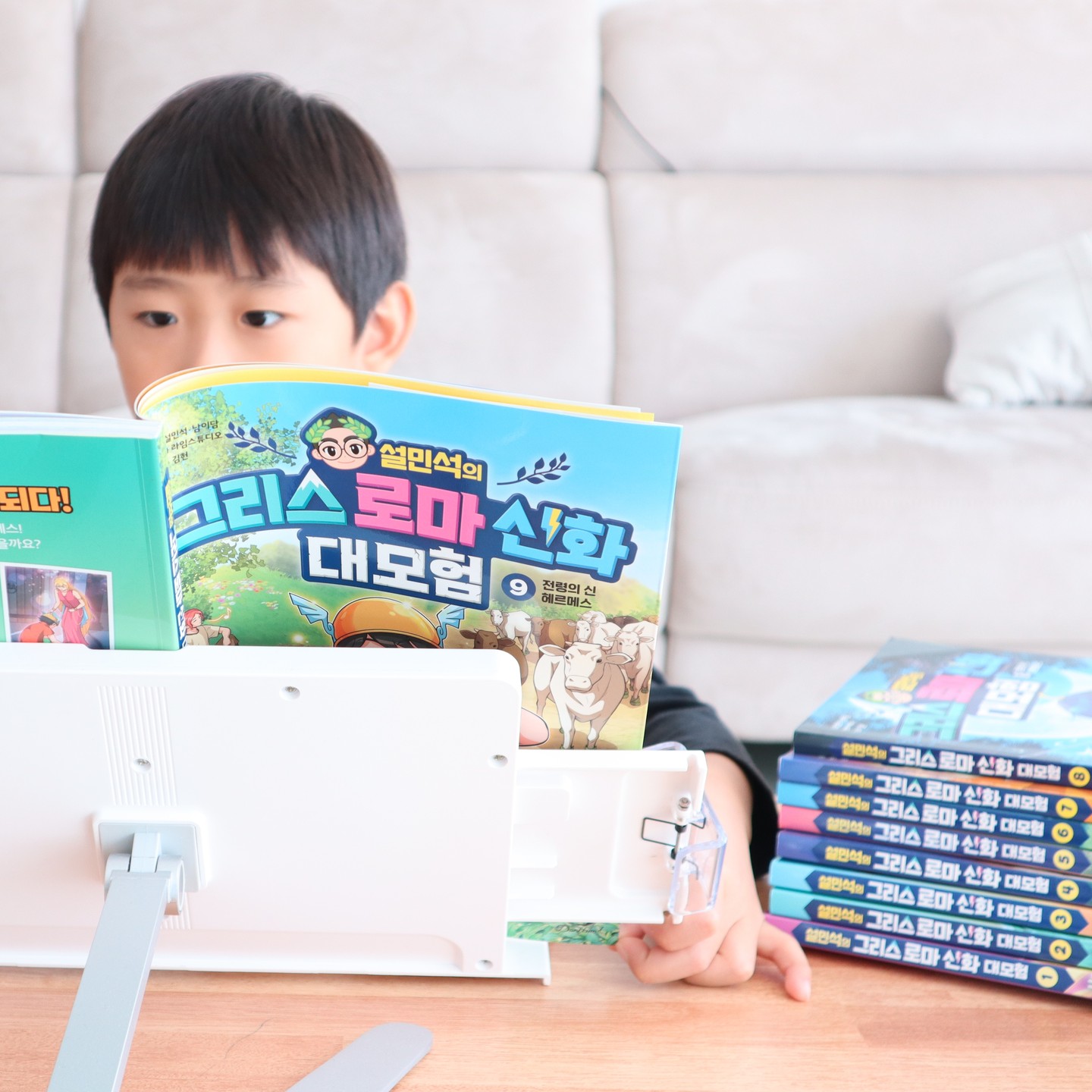 #협찬 이지만 진심을 담아 쓴 서평입니다.

10살 누나가 #설민석의그리스로마신화대모험 을 항상 재미있게 읽다 보니, 옆에서 어깨 너머 보다가 결국 본격적으로 읽기 시작한 7살😀

이번 9권 전령의 신 #헤르메스 엄청 기다렸었는데 책 도착하자마자 그 자리에서 한 권 뚝딱!

복잡하고 어려울 수도 있지만 옆에서 #설쌤 이 재미있는 이야기를 들려주듯이 아이 눈높이에 맞는 #초등학습만화 라서 어렵지 않게 읽을 수 있는 #그로신 1권부터 9권까지 읽고 또 읽는 중이다📚

#설민석 #학습만화 #그리스로마신화 #마이아 #아프로디테 #헤르세
