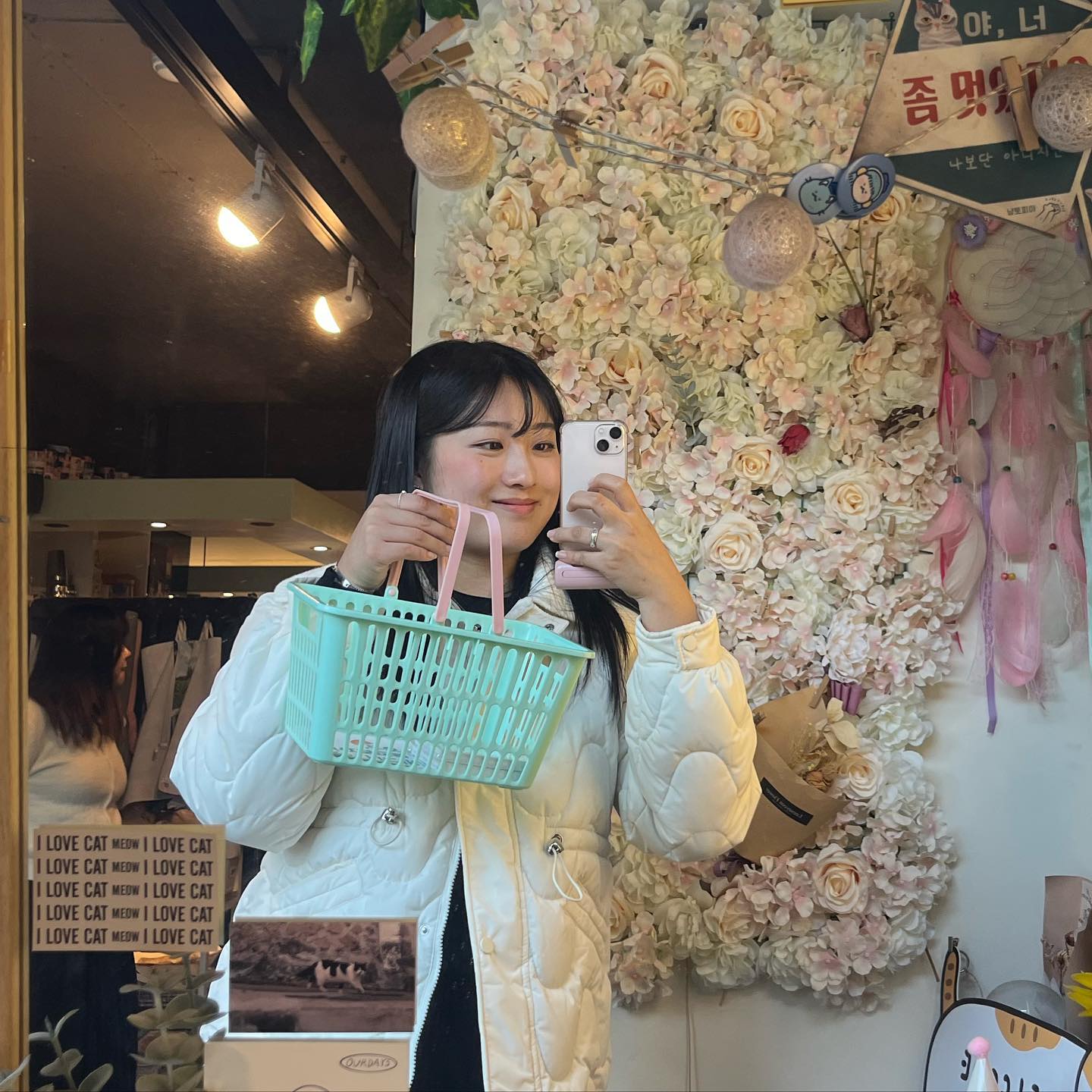 건대 카페 냥토피아 ฅ^•ﻌ•^ฅ

건대 놀러 갔다가 방문한 곳! 귀여은 고양이 컨셉 가득한 카페여서 너무너무 힐링🐱 다양한 굿즈, 소품 등 많아서 이것 저것 구경하기도 좋았고 음료랑 디저트도 너무 귀엽고 맛있는 곳🤍

⏰ 영업시간
화-토 OPEN 13:00 / CLOSE 21:30
일요일 OPEN 13:00 / CLOSE 20:30
* 월요일 정기휴무

✅ 위치
서울 광진구 능동로 147-1 3층 냥토피아 카페앤샵

☎️ 냥토피아
0507-1308-8486

🏷️ 자세한 후기는 해피워니 블로그에서 볼 수 있습니다💛(곧 업로드 예정)

#협찬 #건대 #건대카페 #냥토피아 #냥토피아카페앤샵 #건대카페추천 #건대데이트 #건대놀거리 #건대가볼만한곳