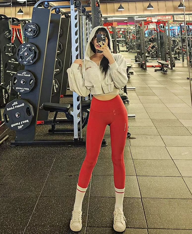 .
어제는 후드 로고 색상에
 레깅스 초이스💕🤍
주말 수업하러 갈때도
예쁘게 입어야 즐겁게 출근할수
있답니당ㅋㅋㅋㅋ
.
어제 오늘 운동은 쉬고 아빠오셔서
쉬지않고 먹느라 배가...🐷
그래도 오늘까지 푹 쉴꼬에요❤️
.
.
.
.
.
.
.
.
.