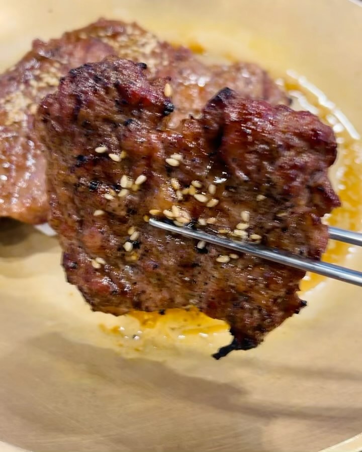 #협찬 100년 전통가게 찐맛집, 화정떡갈비
이렇게 유명한 곳인줄 몰랐어요.
주말이라 피크타임 피해서 다녀왔는데도 만석! 
런닝맨, 맛있는녀석들, 6시내고향 등 다수 방송에 소개된 곳으로
육즙가득한 떡갈비 원조의 맛을 느낄 수 있었던 화정떡갈비

✔️떡갈비 1인 15,000원
✔️육회비빔밥 10,000원

기본찬으로 나오는 뼈국부터 감동인데 떡갈비는 말해 뭐해
대부분 떡갈비에 육회비빔밥 조합으로 주문 하시는듯해
저도 따라서 떡갈비 2인에 육회비빔밥1 주문했는데요.
밥이 비벼져 나오는 육회비빔밥은 좀 독특했지만 무난히 맛있었고
떡갈비는 싱싱한 야채에 쌈 싸서 먹으니 끝도 없이 들어가요.

사장님 포함 직원분들 친절하시고
가격대비 맛도 좋은 곳이라 단골각입니다.

📍화정떡갈비
▫️광주 광산구 광산로29번길 6
▫️매일 09:30 - 22:00
▫️매장 앞, 옆 주차장 있음
-
#화정떡갈비 #광주떡갈비 #광주송정동한식 #광주송정동맛집 #떡갈비맛집 #광주데이트 #광주한식 #광산구맛집 #광주광산구맛집 #떡갈비원조 #육즙가득떡갈비 #송정동맛집 #광주송정동맛집 #송정동한식 #화정떡갈비