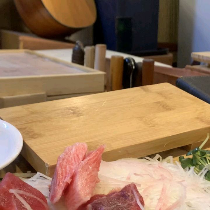 무려 블루리본 13년연속
획득한 홍대 진어참치!
맛은 당연히 훌륭하고
사장님의 풍부한 참치지식과
참치롤에 얹어진 대뱃살을
토치로 구워서 한입한 그 맛은
아직도 못잊어~~~~

#홍대맛집 #홍대데이트 #홍대참치 #연남동맛집 #연남동데이트 #진어참치 #블루리본 #블루리본서베이