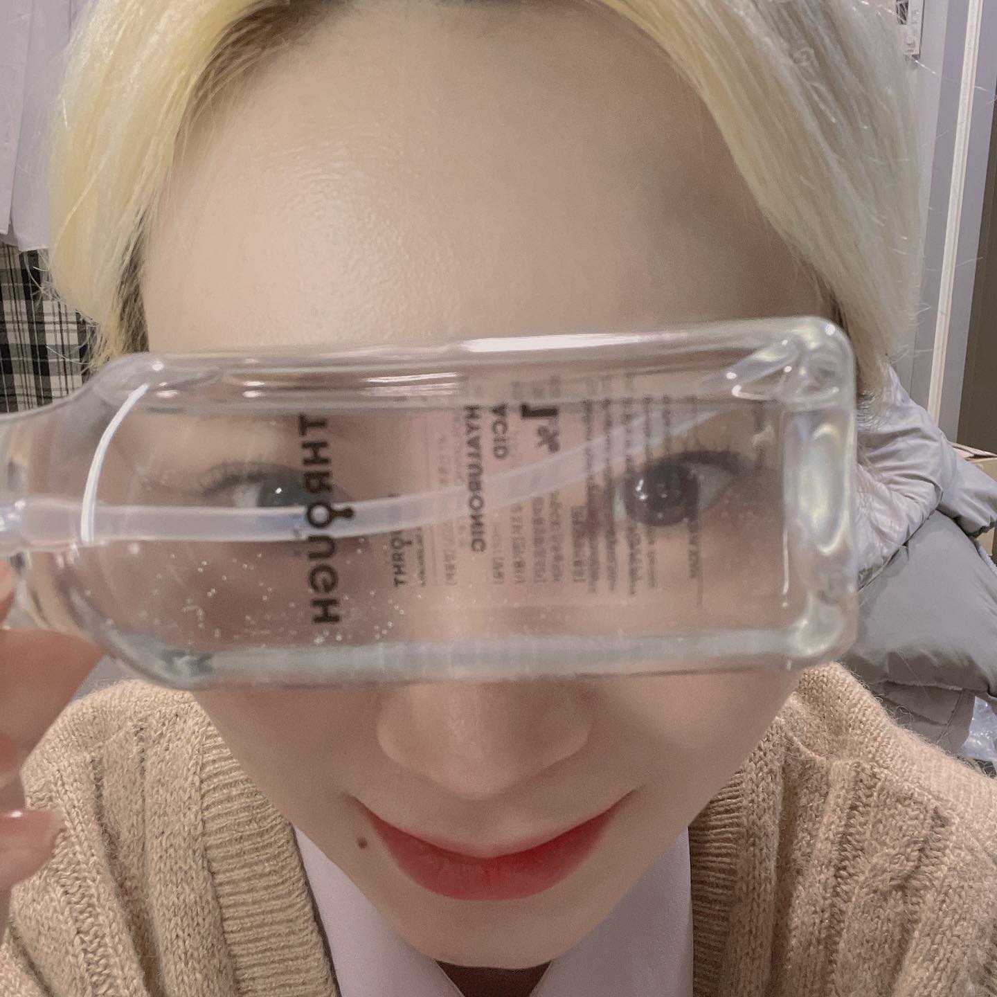 #협찬 think_through_ #싱크스루 #히알루론산원액
수부지인 나에게 꼭 필요한 히알루론산...

피부가 예민하기까지해서 성분은 꼼꼼히 보고 며칠동안 지켜보면서, 트러블이 나지는 않는지 이것저것 지켜보는 편이에요.

기존에 사용하던 앰플을 바르기전에 이 제품을 단독으로 바르고 다른제품을 발라 코팅하여 사용중이에요!

크림과 섞어바를 때 보다 단독으로 사용하는 것이 저에게는 잘 맞더라구용 ㅎㅎ

제품을 바르고나면 볼에서 착착 소리가 날정도로 발림성이 좋고 속건조를 잡아주는 느낌!

이번에는 협찬을 받았지만 다음에 재구매 의사 백포센트입니다 강추
#고분자히알루론산 #신상품나왔을땐 #08L #스몰사이즈모델 #패션디자이너 #스루  #저분자히알루론산 #모델 #히알루론산 #DIY화장품 #협찬 #히알루론산앰플 #광고