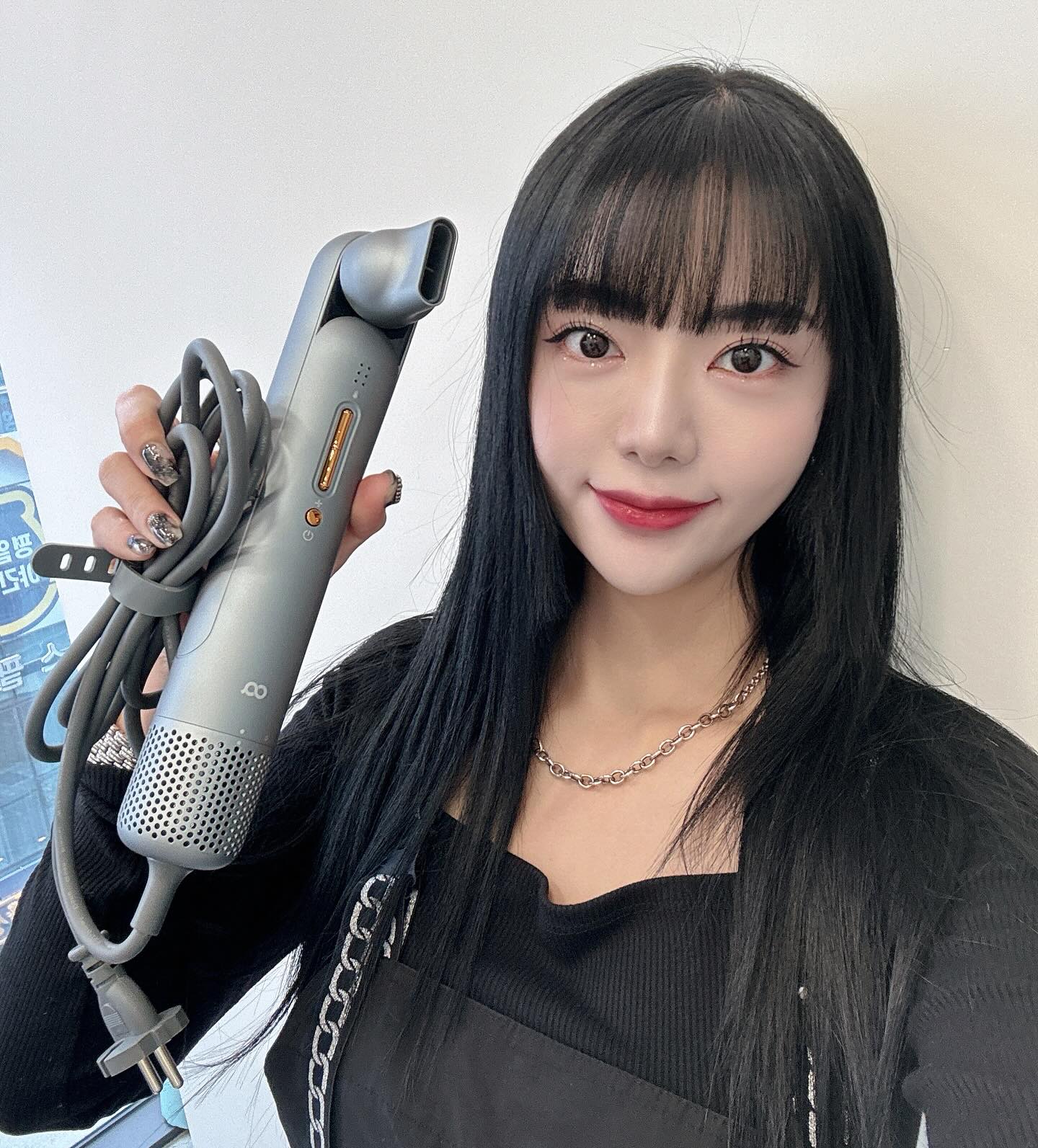 #협찬 이지만 , 미용사로써 정말 강추하는 슈퍼윈디드라이기를 설명드릴까해요! 
저처럼 긴머리도 항공기 엔진을 담은 BLDC-Z 모터의 강력한 바람으로 인해 5분만에 건조되며, 손상도가 많은머리에도 에센스없이 음이온바람으로 열로 인한 큐티클 및 헤어손상을 방지해줘서 부드럽고 엉킴없는 비단결머리로 말려진답니다 ! 
개인적으로 집에서는 D사 드라이기 쓰는데 , 그것보다 훨씬 가볍고 초경량무게이다보니 어디든 손쉽게 들고다닐수 있는 간편함이 있어요! 놀러갈 때 아주 딱이에요! 77db의 저소음 드라이기와 손 끝 하나로 4가지온도, 3가지바람 세기 자유롭게 조절 가능하며 과열방지해주는 NTC 온도센서로 두피, 모발의 손상을 최소화해주는데 이거 안쓸이유가있나요..?

출시하자마자 완판 된 건 다 이유가 있는 법! 2차판매시작이라고하니 다들 아침에 머리말릴때 고생하시지마시구, 다 슈퍼윈디 하세여 

▶️손쉬운 노즐 교체까지 가능한 슈퍼윈디 드라이기
- 마그네틱 체결 형식의 노즐을 간편하게 바꿔 끼울 수 있음
- 스타일링 노즐, 에어디퓨저 노즐 무료 증정
- 신규 출시 트리트먼트 노즐 (*별도구매)
.
.
.
.
#오아 #슈퍼윈디 #슈퍼윈디드라이기 #헤어스타일 #드라이기 #드라이기추천 #헤어드라이어 #해어드라이기 #미용실드라이기 #여행용드라이기 #저소음드라이기 #음이온드라이기 #전문가드라이기 #미용인 #미용인소통