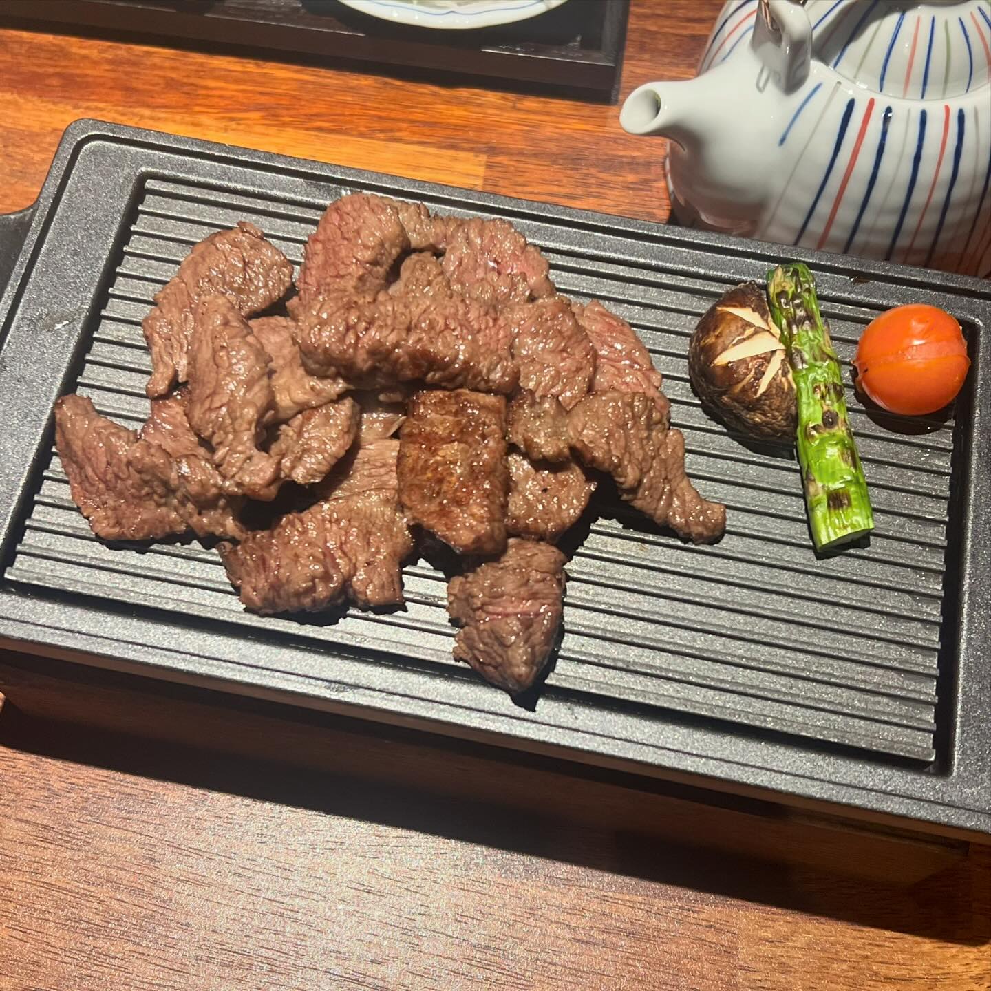 청담 맛집_ 청담류

청담류가 3군데 있던데 지점마다 컨셉이랑 메뉴 다릅니당

제가 간 곳은 3호점 Eal&beaf private

한상코스로 장어랑 한우 냠냠
옷에 냄새 안베이고 깔끔한게 내스타일.
장어도 고기도 두가지 다 땡기는 날은 청담류로!!
근데 장어가 얇은 감이 있긴한데 그래도 맛은 괜찮.
오차즈케도 굳굳

기본 구성이 좋아서 고기추가없이 배부르게 양껏 먹었네효 🤭

비지니스나 가족끼리도 좋을 만한 룸!
조용한 분위기라 더 좋음🤭

장어한상코스 ₩75,000
꽃갈비살한상코스 ₩85,000