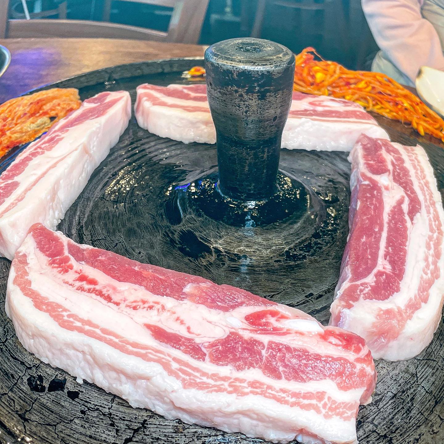 쌍문 최대 몇까지 맛집들을 돌아보았음까? 파삼을 솥뚜껑에 구워먹어보신 분. 화려하게 익은 파김치와 넓적김치가 내 혀를 반겨주었다. 왜 유명한지 알 수 있던 부분. 두번 숙성시킨 육즙콸콸 고기맛은 고소함이 더해져 지극히 예술이였다.. 

🌷파삼솥뚜껑삼겹살 쌍문점
🌷도봉구 도당로2길 13 쌍문동근린생활시설 1층 
🌷전화: 0507-1481-5151
🌷영업시간: 화~일 12:00-22:00/21:20라스트오더/월요일 휴무 

#쌍문동맛집 #쌍문맛집 #쌍문고기집 #쌍리단길 #쌍리단길맛집 #수유맛집 #미아맛집 #도봉맛집 #노원맛집 #번동맛집 #파삼솥뚜껑삼겹살쌍문점 #파삼솥뚜껑삼겹살 #우이천맛집 #우이천