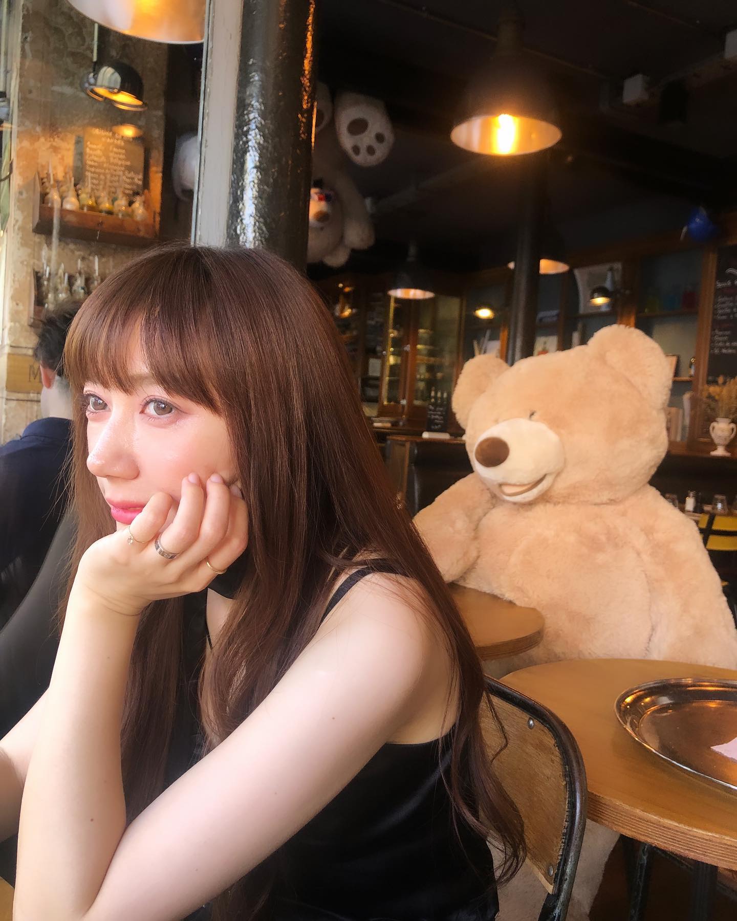 올해 봄을 지나 여름은 나에게 인생에 
가장 힘들기도 가장 행복하기도 한 그런 해였다. 

나이가 어중간하게 많다는 건 그만큼 내 인생도 
어중간한 느낌인 듯 힘이 빠졌다. 

일에 대한 열정은 20 살대 못지않았지만 
그렇다고 나는 20대는 아니어서 힘들고 

밥 안 굶고 사고 싶은 거 다 사면 잘 사는 거다
다독여도 마음의 여유는 넉넉하지 않았고… 

지금 내가 받는 연봉이 만족스럽다 싶다가도 
일을 그만두면 다시 0부터 시작하는 기분에 
두렵다는 생각이 몰려왔다. 

어느 날은 온통 그런 고민들로 밤을 지새기도 
어느 날은 그 고민 조차 하기 싫어 마치 책에 
해답이라도 쓰여 있는 것처럼 미친 듯이 책을 읽었다. 
아니면 밤새 넷플릭스를 보기도 했다. 

죽도록 고민하기 싫어 무작정 비상금을 털어 
파리행 표를 끊고 36박 동안 난 모든 고민을 
뒤로 한채 정말 낭만주의 자처럼 파리에서 시간을 보냈다. 
모든 긍정이 나에게 행복을 선사해 주듯 기적의 파리생활이었다.

돈은 모으면 그만이지만 현재 나에게 행복을
가져다주는 시간은 내가 만들지 않음 오지 않는다. 

나에게 정신적이든 육체적이든 지쳐있음 꼭 
돈 생각하지 말고 휴식을 주길… 

그래야 더 좋은 삶을 나아갈 수 있다.