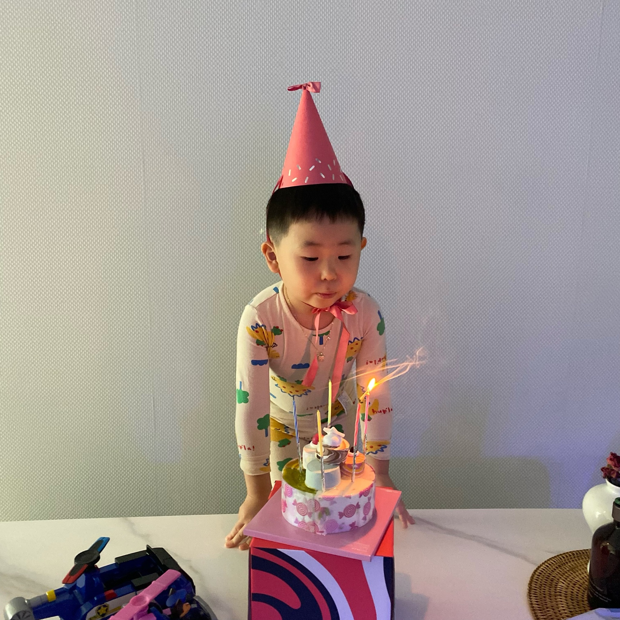 호영아
5번째 생일 축하해😍
선물도 주고, 미역국도 먹고! 
케익 안좋아하는 너이기에 그냥 넘어가려했는데 ㅋㅋㅋ
왜 아이스크림 케익은 좋다고 하는데에!! 🤬 ㅋㅋㅋ
구랭 ㅋㅋ 니가 좋다면 엄마도 좋지!
단둘이하는 생파지만, 행복하길💜
생일축하해! ☀️