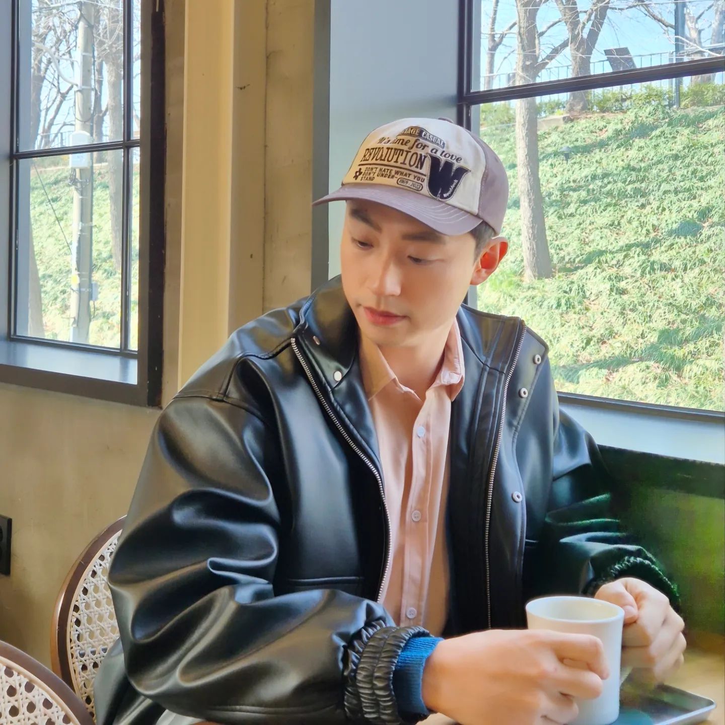 #협찬 볼캡에 푹 빠진 요즘 오가프(Ogarp)에서 멋진 볼캡을 보내주셨어요🤗 빈티지한 무드의 자수가 전면에 빼곡히 들어가 있어서 포인트주기 딱 좋은 아이템인데요, 톤다운 된 브라운컬러에 가죽 스트랩 마감도 고급스러워서 어느 옷에나 잘 어울려요👍

투톤 디자인은 자칫 잘못하면 얼굴이 너부대대해 보이는데 요 볼캡은 전면부 챙이 넓어서 저같은 대두가 써도 자연스럽답니다. 곧 봄꽃피고 나들이 갈때 쓰기 딱 좋을 듯! 힙한 스트릿 무드의 볼캡 찾으시는 분들에게 추천드릴게요!❤️

ogarp_

#오가프 #ogarp #볼캡 #볼캡추천 #남자볼캡 #모자추천 #모자스타일링 #볼캡코디 #빈티지무드 #스트릿무드 #패피 #패션계정 #패션계정맞팔