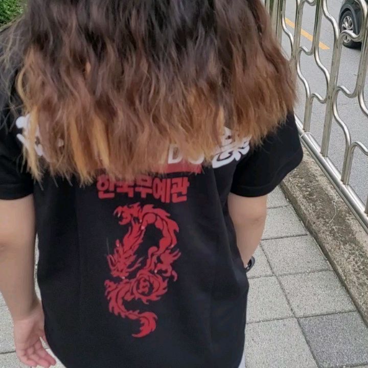 미용실안가고 파마머리된 초등
탈색때문에 아직  미용실은 안된다했더니
파마머리가 하고 싶다해서
저녁에 땋아서 잤어요
제법 곱슬곱슬하죠

금방풀릴꺼 같은데 저녁까지도 약간 곱슬하더라구요
하루만 파마머리하고 싶을때 해보세요