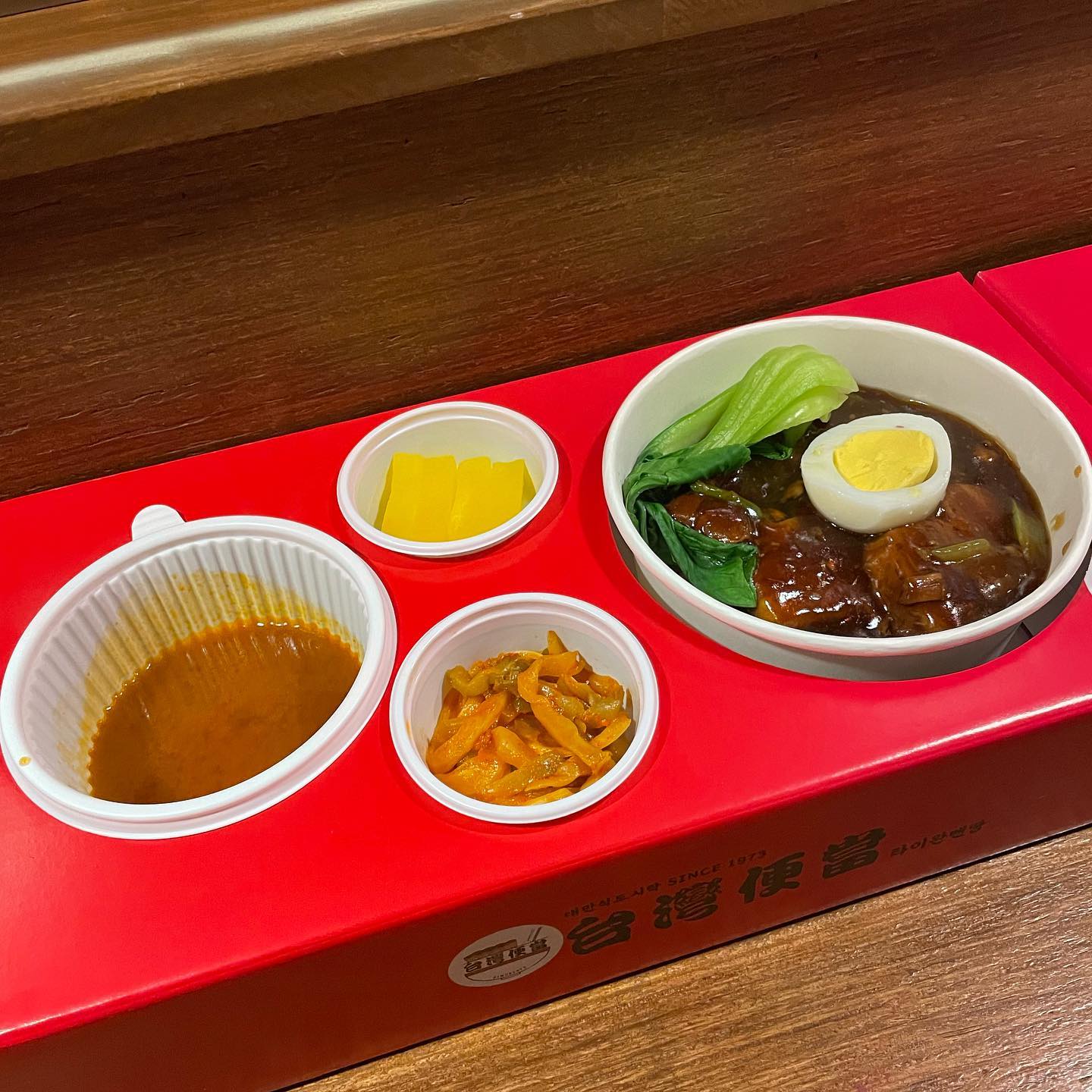 #협찬
인테리어도 흘러나오는 노래도 
대만느낌 풀풀 느낄 수 있었던 타이완벤땅 수서자곡점🇹🇼🎶
⠀
윤기좔좔 흐르는 단짠소스에 
삶은 달걀과 데친 청경채 토핑, 
고기 몇점 없겠지 생각했던 것과는 달리 
두툼한 고기가 정말 푸짐했고
고기는 한입 먹으면 입에서 사르륵 녹아내릴만큼 
부드러웠던 동파육덮밥🙂

먹는 내내 맛있다. 양 진짜 많다 계속 말한듯!
다음에 또 와서 먹어야지😘
⠀
📍 서울 강남구 자곡로 186
매일 09:00 - 21:00 / 화요일 휴무
02-6953-6776
주차가능
⠀
#타이완벤땅 #타이완벤땅수서자곡점 #동파육맛집 #대만식도시락 
#동파육덮밥 #동파육 #수서맛집 #자곡동맛집 #대만음식 #동파육맛집