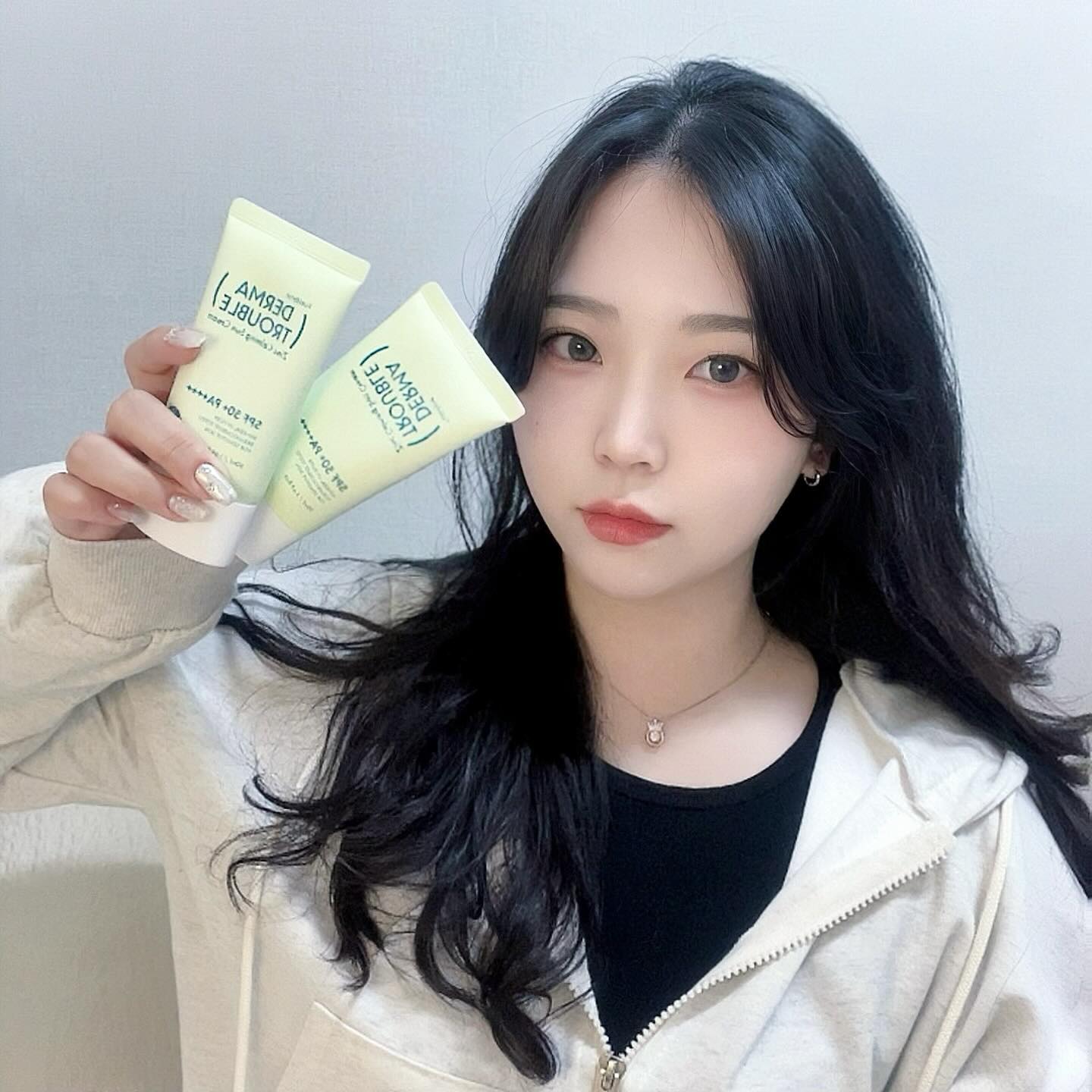 #광고 요즘들어 트러블이 자주 일어나서 찾다보니 순한 선크림을 발견했어요🙊
무기자차 특유의 뻑뻑한 사용감으로 불편한 경우가 있는데 후시다인 더마 트러블 징크카밍 선크림은 보습감을 높여 이런 고민들을 해결해주는 선크림이었어용ㅎ̆̈ㅎ̆̈

선크림 유목민을 위한 민감피부 (진)정(밀)착선!!🤗
트러블 케어와 보습감 그리고 5중 철벽 방어 까지 가능한 더마 트러블 선크림이에오✨✨

수분감이 느껴지는 텍스쳐로 발림성도 부드럽고 촉촉한 제형이에요😖

런칭 기념으로 올리브영에서 1+1 행사중이에오!!!
.
.
.
.
.
.
.
.
.
#후시다인 #더마트러블 #무기자차 #선크림 #올리브영 #올영선크림 #선크림추천 #뷰티 #beauty #suncream #협찬 #협찬문의 #인친 #소통 #소통스타그램 fusidyne_official