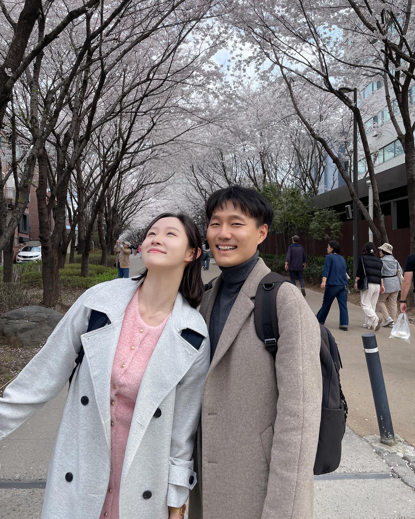 어? 노래 설정 어디갔어!

아무튼 벚꽃구경 하겠다고 마음먹은 첫날🌸
그전에는 남들 다 벚꽃구경 갈때
난 혼자 동네만 거닐었던게 너무 후회돼서,
이제라도 청춘 가시기전에 열심히 구경했다!

이제 슬슬 벚꽃들 다 지기 시작하던데,
완전 후회없어! 잘가렴!!!!
내년에 또 예쁘게 오렴!!!👋🏻👋🏻🌸

🩷 벚꽃도 사랑하는 사람들이랑 같이 보니까 너무 죠챠냐

#벚꽃구경 #벚꽃길 #벚꽃명소 #서울벚꽃 #서울벚꽃명소 #대흥역