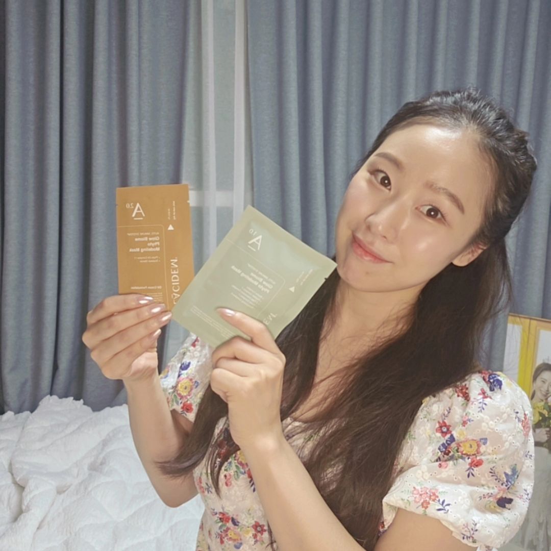 꺄 좋은기회로
모델링팩 제품을 선물받았어요♡♡

집에서 매일 재밌는 피부관리 놀이하구있어용

샵가서 받을때 우리원장님은 어찌나 
잘 발라주시는지ㅠㅠ 저는아직ㅋㅋㅋ부족하지만ㅋㅋ

중요했던건!!! 모델링 팩 2개 쭉 짜서 
섞으면 끝이더라구요 
물조절같은게 없어서 저처럼초보자에겐 진짜쵝오ㅋㅋ

엄마아빠남편이랑 시원한 에어컨아래서
팩올리고 티비보다가 잠이솔솔♡

# 모델링팩# 쿨링팩# 모델링마스크# 홈케어제품# 홈케어피부관리# 진정마스크팩# 쿨링마스크팩# 크림마스크팩# 에스테틱화장품
