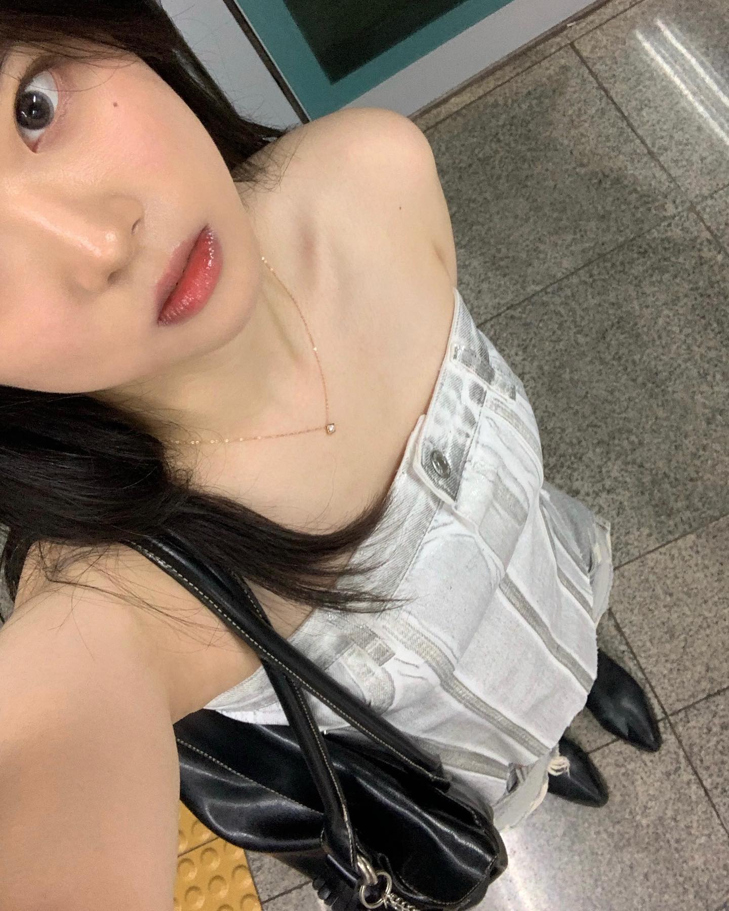 -
1. 인간 자라
2. 냅다 찍다가 현지니한테 혼난 사진
3. 분명 같은 카페인데 왜 다르죠 ? ?