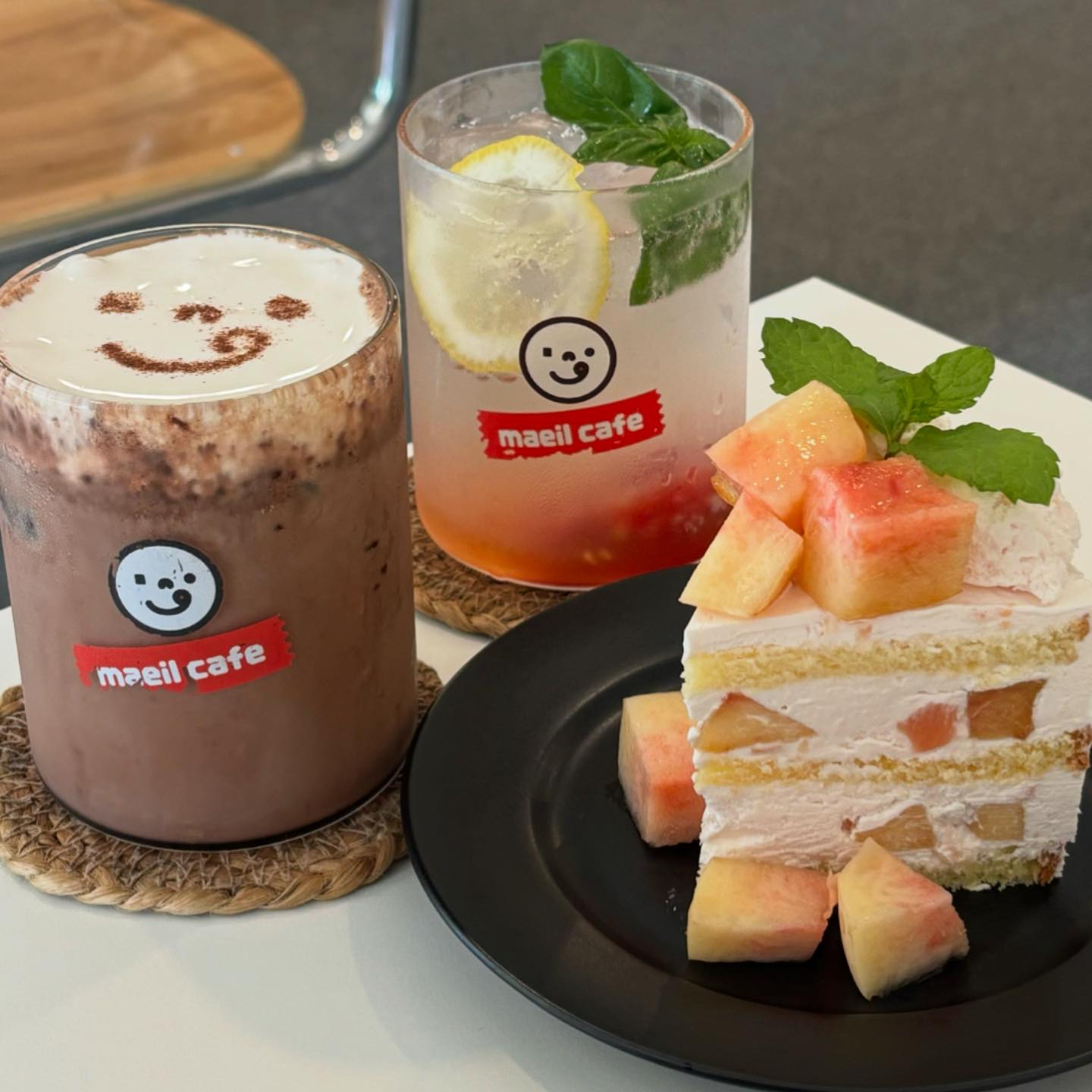 #협찬 | 매일와도 질리는 않는 메뉴들 가득💗

“매일 카페”

이쁜 카페 넘치는 연남동에서 찐맛집 카페를 찾았습니다🥰
생과일 가득 들어간 복숭아케이크 너무 맛있어요🍑🤍
다른 디저트들도 퀄리티가 미쳤어요ㅠㅠ
다 먹어보려면 맨날 와야겠어요 !!
바질토마토에이드는 청량시원한게 여름제격 메뉴더라구용🌱🍅✨
토마토랑 바질이 잘 어울려서 추천해요⭐️
매일초코 시키면 크림이 올라가는데 표정 너무 귀엽지 않나요?😍
또 생각나는 맛이라 진짜 매일매일 와야겠어요✨

매장 분위기도 아기자기하고 귀여웠어요💕
이쁜 디저트랑 잘 어울리는 분위기🍰🍦✨
홍대입구역이랑 가까워서 홍대 놀러올때 친구들이랑 오기 좋아요🤍
무더운 여름, 매일카페 정류장에서 쉬어가는거 어때요??☺️

#연남카페#연남디저트카페#연남디저트#연남디저트맛집#연남데이트#연남동카페#연남동디저트카페#연남동디저트#연남동디저트맛집#연남동데이트#연남예쁜카페#홍대카페#홍대디저트#먹스타그램#매일카페#먹브이_홍대