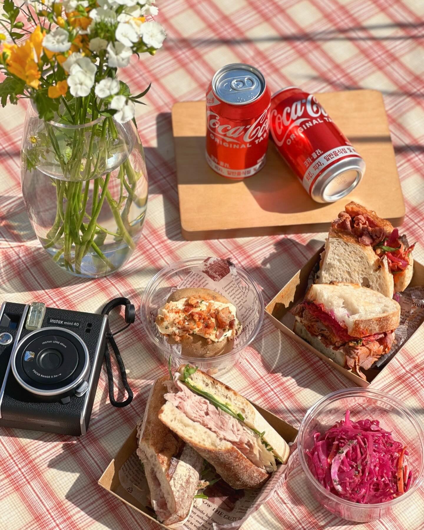 평촌 학원가에 생긴
안양 최초 아메리칸 샌드위치 맛집 #어썸델리 🥪

호텔과 다이닝 레스토랑 등
경험 많은 쉐프님들이 양념과 햄을 수제로 직접
만들어주는 샌드위치라서 그런지
너무 맛있었어요 🤤

배부르게 먹으라구 매일 직접 구운 빵도 서비스로 주시고
하리보 젤리도 주시고 남는게 있으신지 ..!!😭

학원가에서 공부하는 학생들에게
건강하고 든든한 한 끼로 추천해요🤍

📍평촌 학원가 홈플러스 옆 건물
.
.
.
#평촌 #평촌맛집 #평촌학원가맛집 #호계맛집 #호계동맛집 #안양맛집 #안양 #샌드위치 #샌드위치맛집
