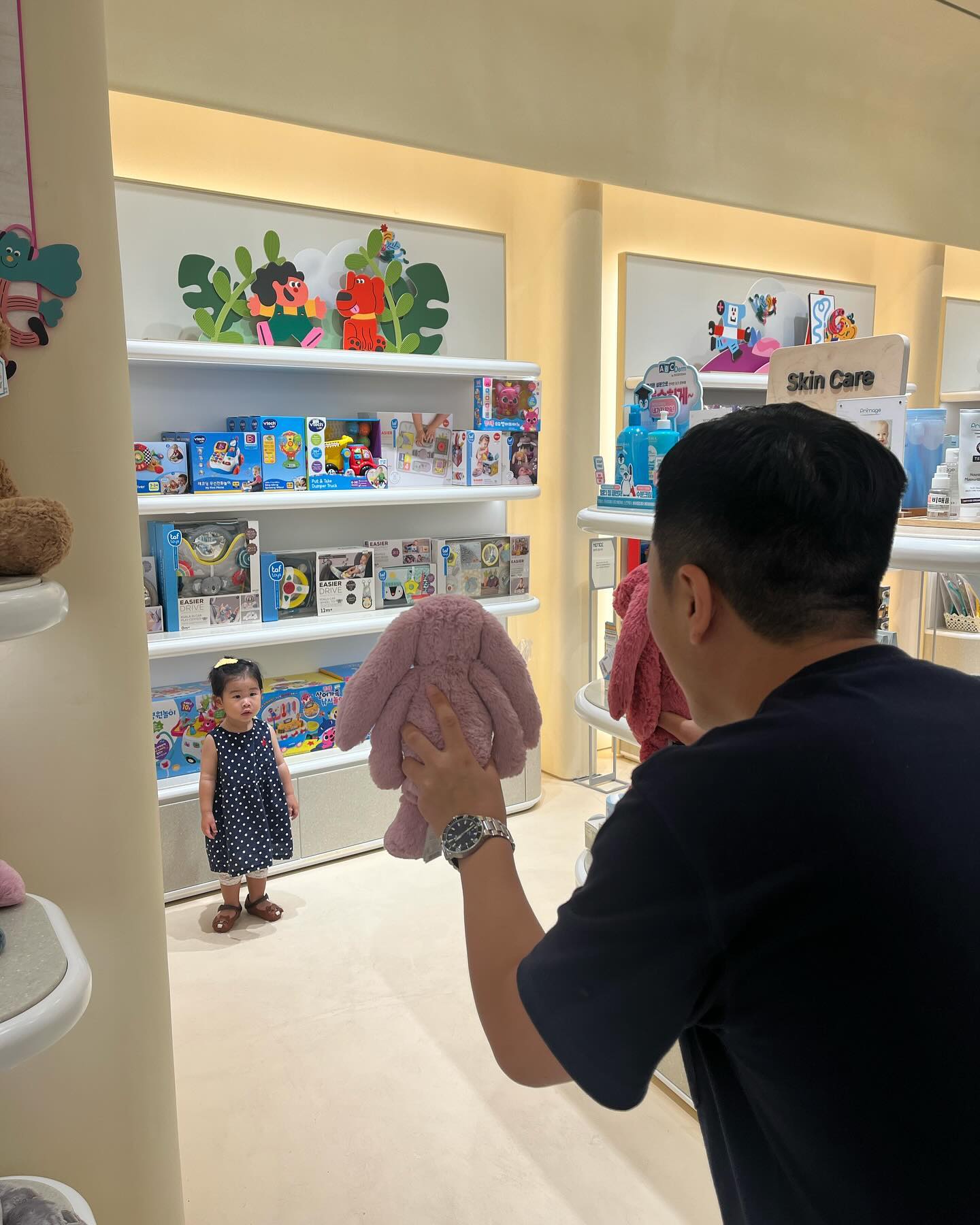 ⠀
⠀
연핑크 토끼 어때? 찐핑크 토끼 어때?
⠀
갖고 있는 애착토끼 인형이 너무 낡았는데,,
다른 토끼는 다 싫다고 😱
⠀
⠀
#토끼 #애착토끼 #토끼어떻게바꾸지? #토끼사줄게
#육아소통 #딸스타그램 #아기옷 #아기일상 #엄마와딸
#호랑이띠맘 #생후721일 #딸바보 #신혼소통 #딸바보