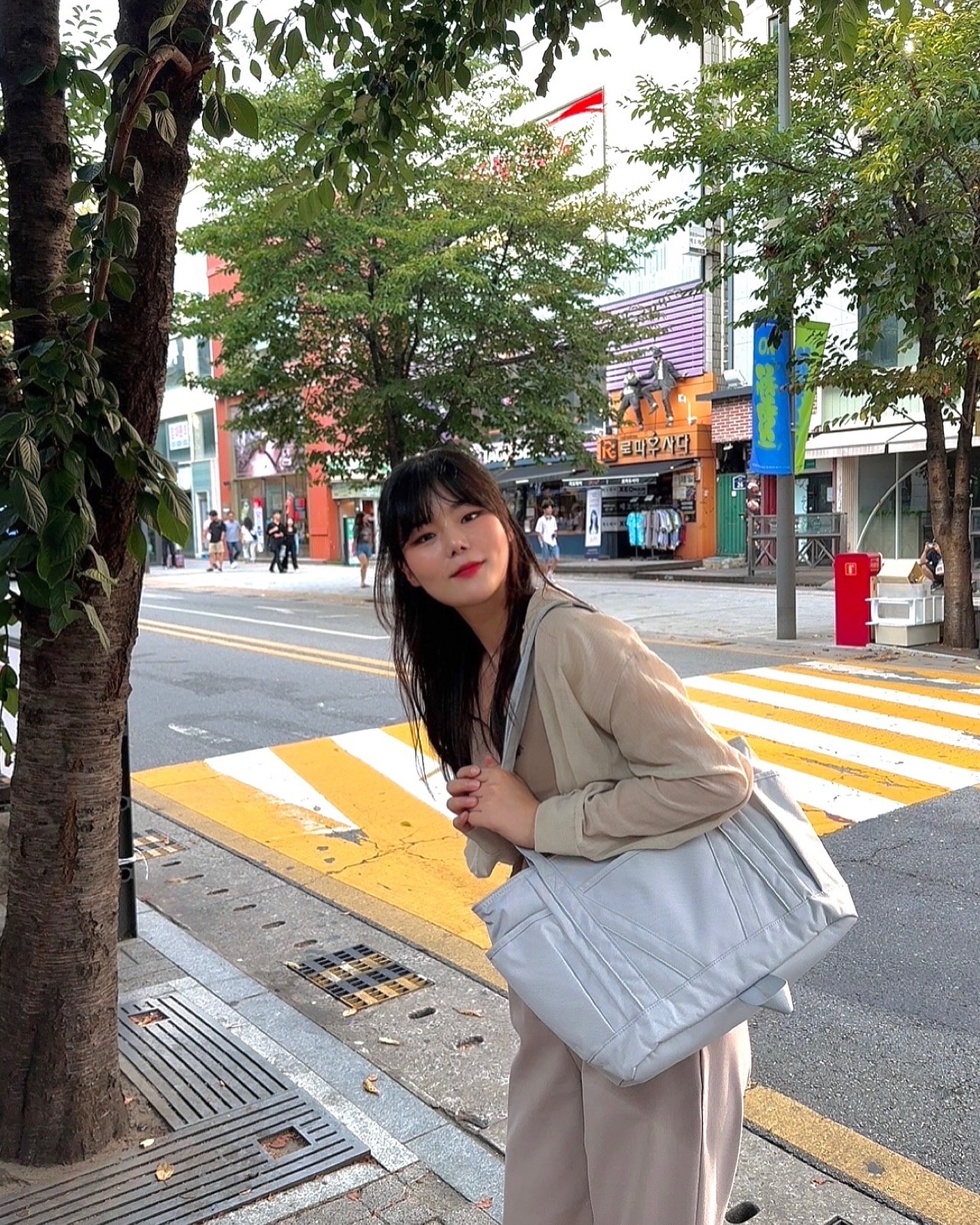 #협찬 나의 최애가 된 가방맛집 마흐의 영투어 데일리 토트백 👜

엄청 가볍고 튼튼해서 어디든 들고 다니기 최고!

보부상인 나에게 이것저것 넣기도 좋고 
15인치 노트북도 들어갈 정도라 데일리 출근백이 될듯하다 🤭

가방 넘 이뽀 ㅠ🫶

#협찬 #마흐 #마흐가방 #mahbag #mah_korea #토트백 #데일리토트백 #가방추천 #보부상가방 #노트북가방 #ootd #dailylook #fyp #셀피 #일상사진 #좋반 #선팔하면맞팔 #소통좋아요 #신촌 #신촌카페 #포티드