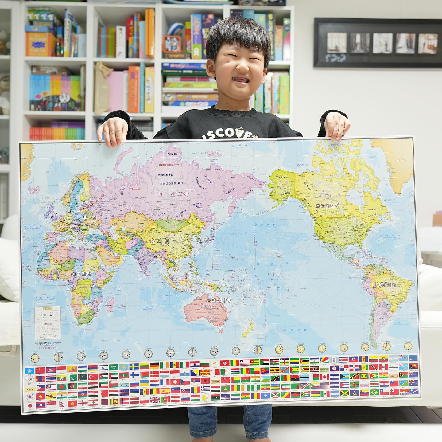 #협찬
재미있게 퍼즐도 맞추고 세계지리도 배우는
#와이드맵세계지도퍼즐

딱딱한 플라스틱이나 자석이 아닌
폭신한 eva 스펀지 재질로 안전하고
도톰한 두께라 딱 맞게 끼울 때 손맛이 있고요. 

퍼즐조각들이 국가 모양 그대로 
형태가 된 것도 있어서 
세계지리 학습에 많은 도움이 된답니다.

3단으로 접어서 보관가방에 보관해도 되고,
완성품을 액자 없이 벽에 걸어둘 수도 있어요. 

처음엔 정답 지도를 보면서 맞춰도
1시간 넘게 걸리더니 
2번째 3번째 할때마다 위치를 외우니
퍼즐 완성속도도 빨라졌어요. 

5분안에 완성시 20만원 상금도 준다고 하니
우리 열심히 연습해서 도전해보아요. 

wide_map 
#와이드맵 #세계지도 #세계지도퍼즐 #조카선물 #입학선물 #초등학생선물 #세계지리 #wide_map