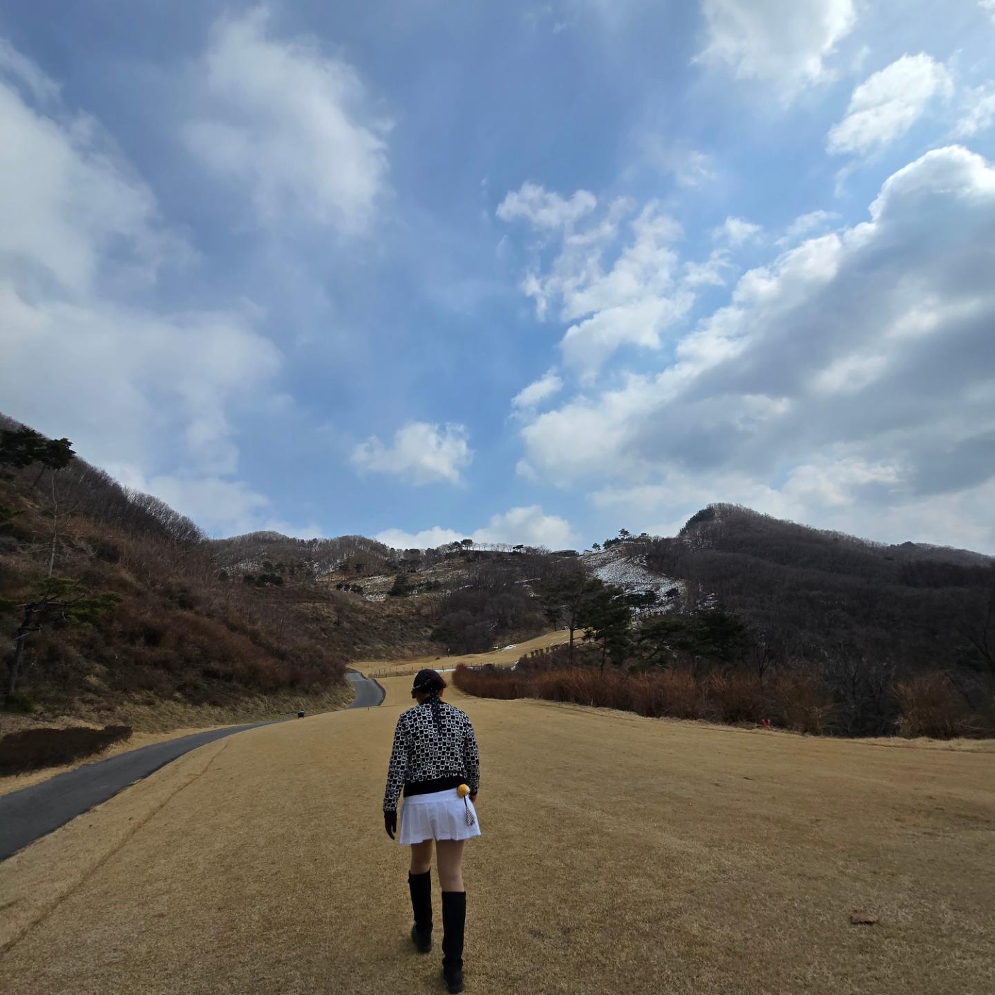 #로제비앙  2월달라운딩

인스타이벤트로 당첨되서 다녀온 #로제비앙
원래는 큐로였는데 바뀌고나서 방문했다지

생일이 한참지났는데 못챙겨줬다고
손수 케잌까지 사들고 와준 예의바른 남동상님

생각지도 못한 서프라이즈에 감동의도가니~🎂

로제비앙은 두번째방문이지만 올때마다 
어렵다ㅎㅎㅎ 하지만 골프는 사랑입니다

#로제비앙 #큐로 #라운드후기 #골프장후기
#golf #골미치 #골린이 #골프중독  #골프사랑 
#링스골프웨어 #링스 #골프웨어

logebiengc