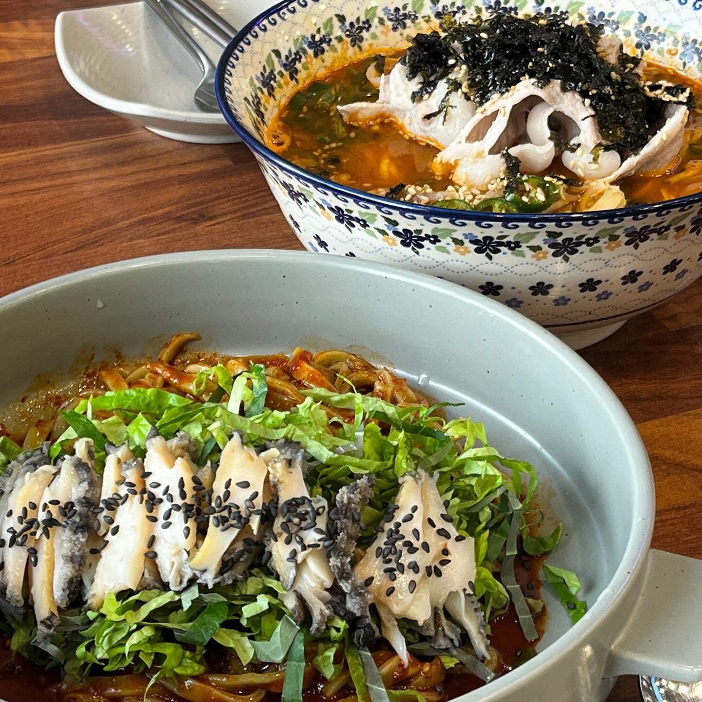 #협찬 늘소담

📍제주시 탑동로 31-3 (0507-1355-1325) / 화요일 휴무 

탑동 근처 맛집 찾는다면 바로 여기 ! 🤤 주문은 모두 태블릿 주문으로 주문 받고 있었구요 ! 1,2층 자리가 넉넉하게 구비 되있어 웨이팅이나 단체방문에도 무리 없을 것 같았어요 ! 저희는 전복 칼빔면과 흑돼지 홍국수를 제공 받아 먹었습니다 :) 일단 전복 칼빔면은 전복이 오득오득 식감 대박이구 ... 상추랑 깻잎이랑 칼빔면 소스랑 새콤달콤 너무 잘 어울렸어요 ! 면이 완전 쫄깃쫄깃 ! 그리고 홍국수를 먹었는데 얼큰하고 해장 메뉴로도 추천 ! 흑돼지, 야채, 면발 조화로움 굿굿 👍🏻 제주 공항 근처에서 면 메뉴 찾고 계시다면 바로 여기 방문 각입니다! 

#협찬#늘소담#제주늘소담#탑동맛집#제주맛집#제주공항근처맛집 #제주맛집추천#제주도맛집추천#제주도민#제주도#제주도여행#제주로컬맛집#제주현지인맛집#제주공항맛집#제주탑동맛집