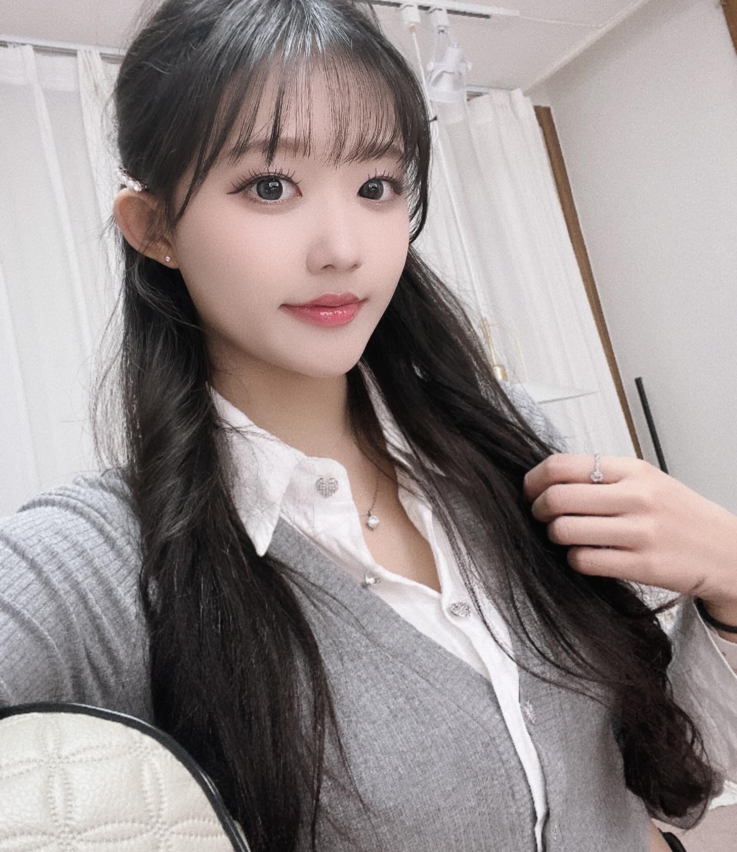 #협찬 #제품제공 _lenssis ✨
진짜..색상 넘 예쁘다요..
Noi Gray 랑 Noi olive 색상이에요
앞에 7장이 그레이고 뒤에 3장이 올리브! 
촉촉해서 자꾸 손이가는 렌즈,,

온라인 구매가 가능하니 넘 편한거같아요! 렌즈 살시간 없으신분 렌시스에서 구매해보세욤!-!✨ 

#렌즈#렌시스#렌즈추천#써클렌즈추천#데일리렌즈#노이그레이#노이올리브