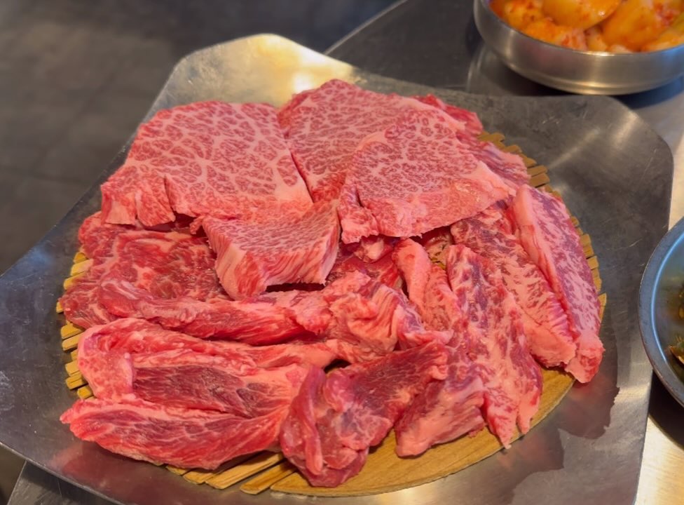 간만에 한우로 입호강 하기
 
고기 퀄리티가 우수한데 가격대도 합리적인 편
🥩한우모듬 1인 150g 34,000원
구성은 살치살, 늑간살, 안창살, 덧살
🍷콜키지도 프리!
 
새콤달콤 장아찌국수 면발 아주 잘 삶았다!🍜
 
📍서울 서초구 강남대로97길 4 1,2층
📍월-토 11:30-23:00 LO 22:30 / 매주 일요일 휴무
 
#칠프로칠백식당신사본점 #칠프로칠백식당 
#신사역맛집 #신사동고기집
#도순이의맛집
#도순이의맛집_신사