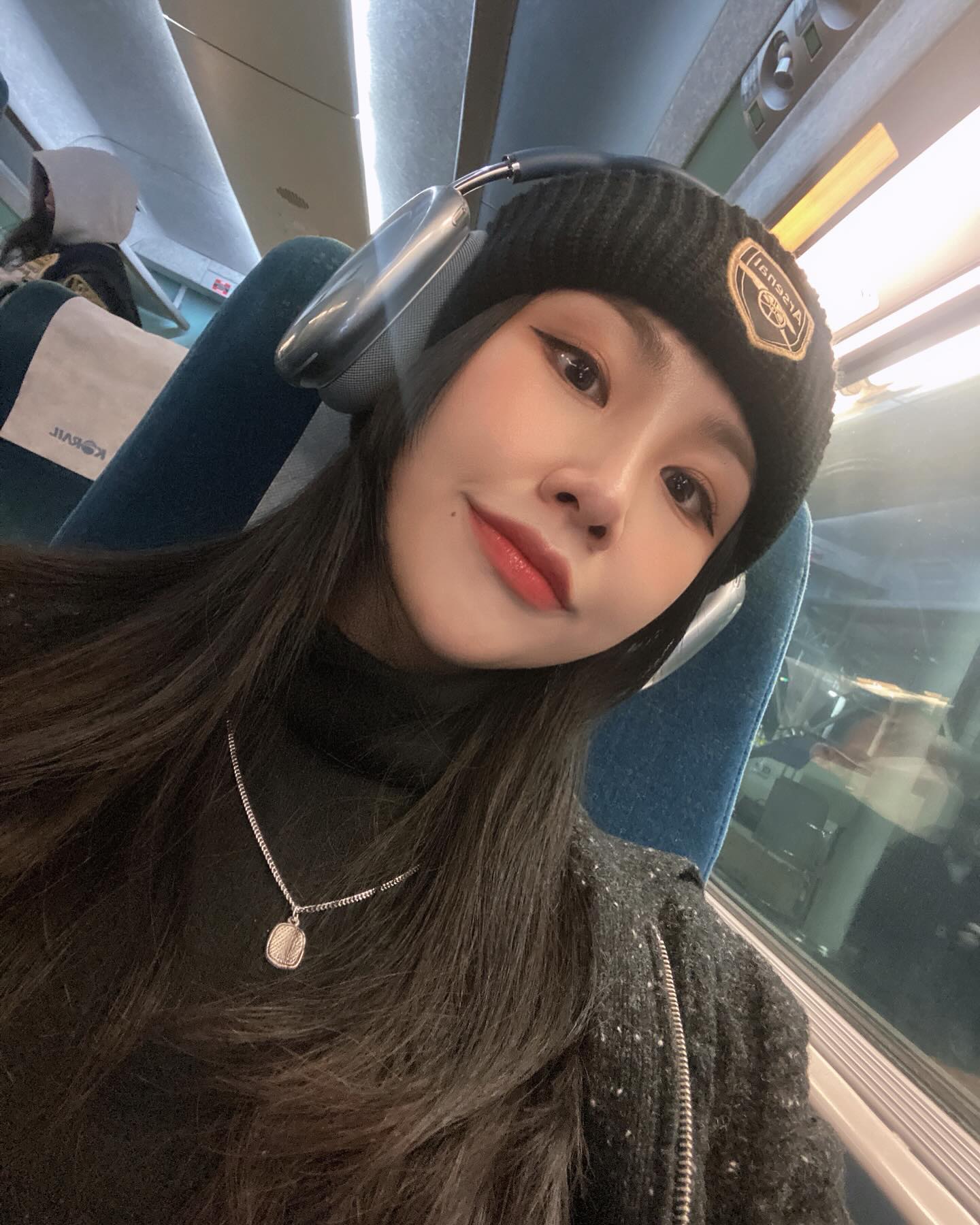 이번주말일상.jpg
1 오랜만에 본가가는길🎶(잘나왔대서 피드박제✨)
2 밥달라고 우는 고양이 밥 다챙겨줘서 길고양이 쉼터된 우리집
3 찹쌀떡먹고싶어 오픈런(늦게가면 못사..🥹) 
4 이정도면 먹잘알? 
5 다시 서울로 컴백✨