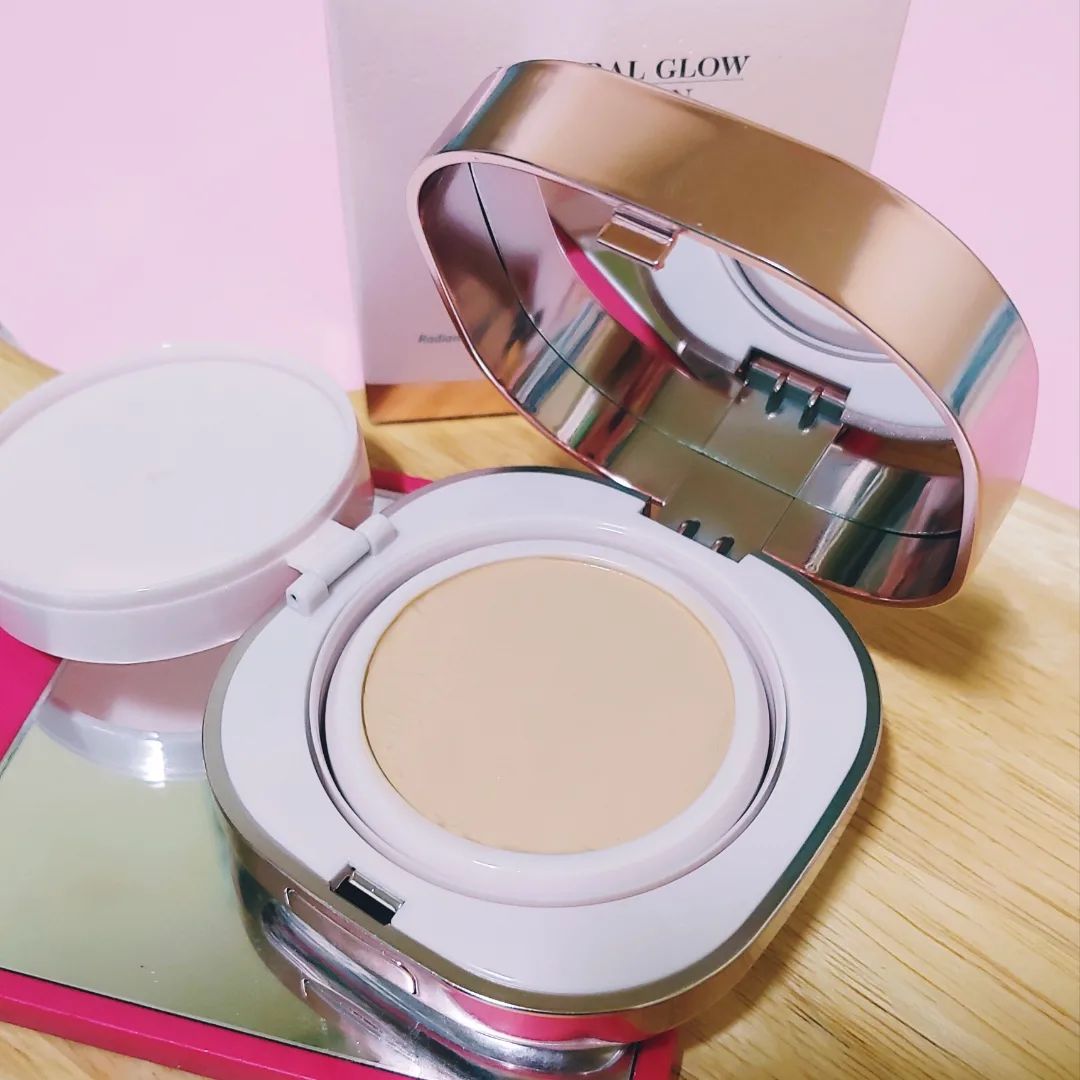 #협찬 

🌺매스티나 내추럴 글로우 쿠션🌺 
SPF50+/PA++++
(21호 / 23호)
본품 15g / 42,000원

✔ 미백 & 주름 개선 & 자외선 차단 3중 기능성 
✔ 12존 광채 / 초경량 커버
✔ 6시간 99% 커버 지속 효과
✔ 화이트 매스틱™ 30% 스킨케어 광채
✔ 피부 안전성 / 민감성 피부 안전성 테스트 완료

아무래도 무더운 날씨가 계속되는 지금 같은 여름철에는 매트 혹은 세미매트한 피부 표현을 선호하게 되잖아요? 

저도 대부분 그랬었고, 여름 = 세미매트 이 공식으로 베이스 메이크업을 해왔었는데 최근엔 여름 날씨임에도 불구하고 속건조가 꽤 느껴져서 보습감을 충분히 채운 촉촉한 베이스 위주로 제품을 고르게 되더라구요.

그렇게 만난 쿠션이 바로 🌺매스티나 내추럴 글로우 쿠션🌺이에요.   

처음엔 제품명만 보고 너무 번들거리지 않을까 걱정했었는데 직접 사용해 보니까 광채쿠션이라는 별칭이 왜 붙었는지 알겠더라구요. 

오일을 첨가하지 않아서 인위적인 번들거림이 아니라 한 겹만 깔아도 영롱한 광채가 뿜뿜이에요.

그리고 기미, 잡티, 다크서클은 물론 모공, 요철까지 커버도 잘 되고 10번을 덧발라도 들뜸 없이 얇고 가볍게 밀착돼요. 

게다가 단순히 커버만 하는 게 아니라 세계 3대 자연 유래 미백 성분인 매스틱을 함유하고 있어서 기미 관리 스킨케어 효과도 있다고 해요. 

21호, 23호 이렇게 2가지 호수로 출시되었고 저는 21호를 사용했는데요. 화사한 핑크 베이지 컬러라 평소 21호를 사용하는 제 피부 위에서 딱 예쁘게 어우러졌어요.

저자극 쿠션으로 민감성 피부도 편안하게 사용할 수 있고, 다양한 스킨케어링 성분 함유로 미백, 모공, 피부결, 윤기, 보습 케어까지 OK! 

다크닝도 없고, 화사함도 오래 지속되고! 반짝반짝 예쁜 광채링까지!! 

사용하면 할 수록 투명한 광채 커버가 이런 거구나~ 제대로 느껴지는 인생쿠션이에요. 

여름에도 촉촉한 쿠션 사용하고 싶은 분들 많으시잖아요? 
이거예요!! 이거!! #매스티나 #내추럴글로우쿠션

#화해 #화해SNS리뷰단 #밀착쿠션 #광채쿠션 #글로우쿠션 #쿠션추천 #촉촉한쿠션 #건성쿠션 #다크닝없는쿠션 #인생쿠션